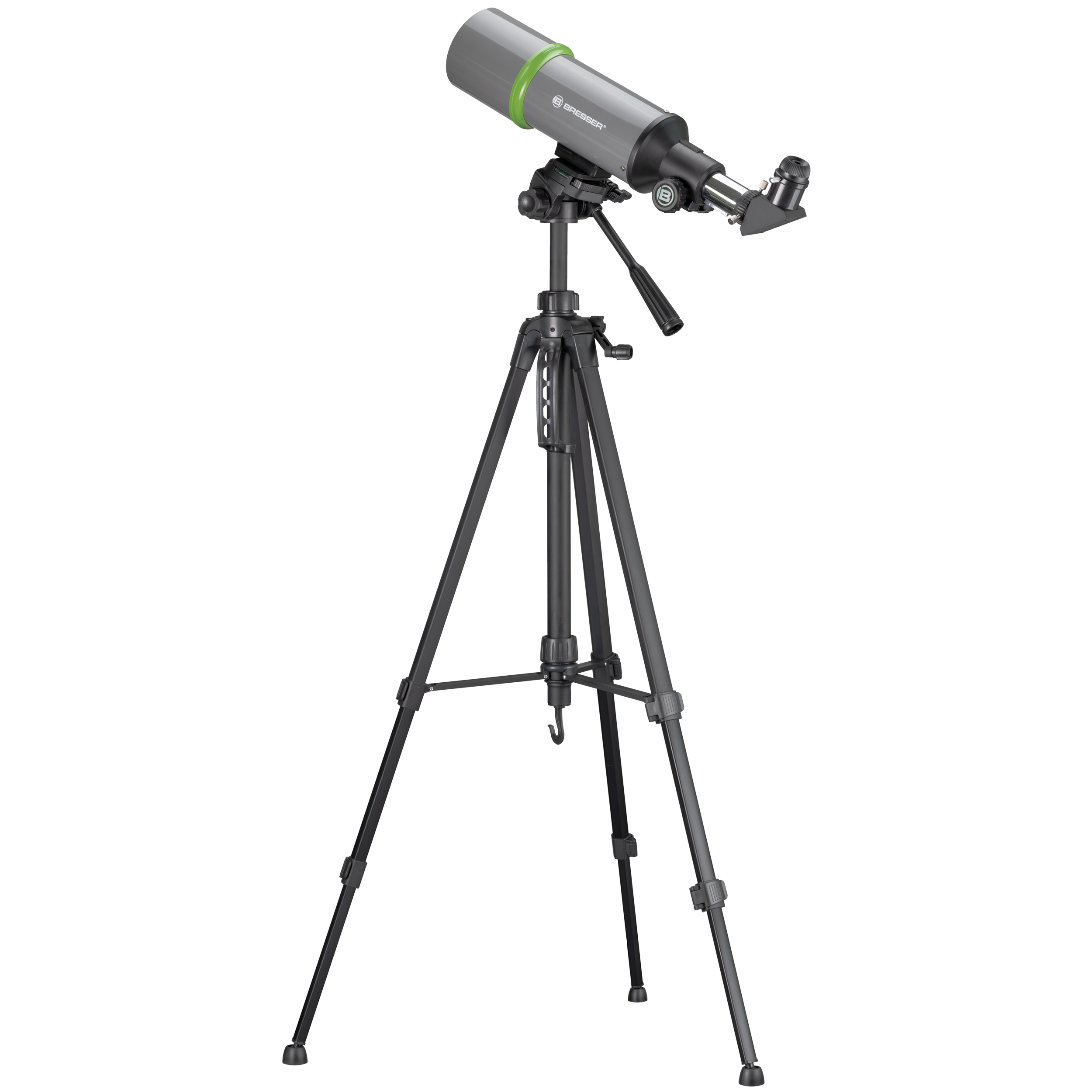 Un telescopio gris sobre un trípode negro. Está inclinado hacia la derecha y tiene una banda verde. Fondo blanco.