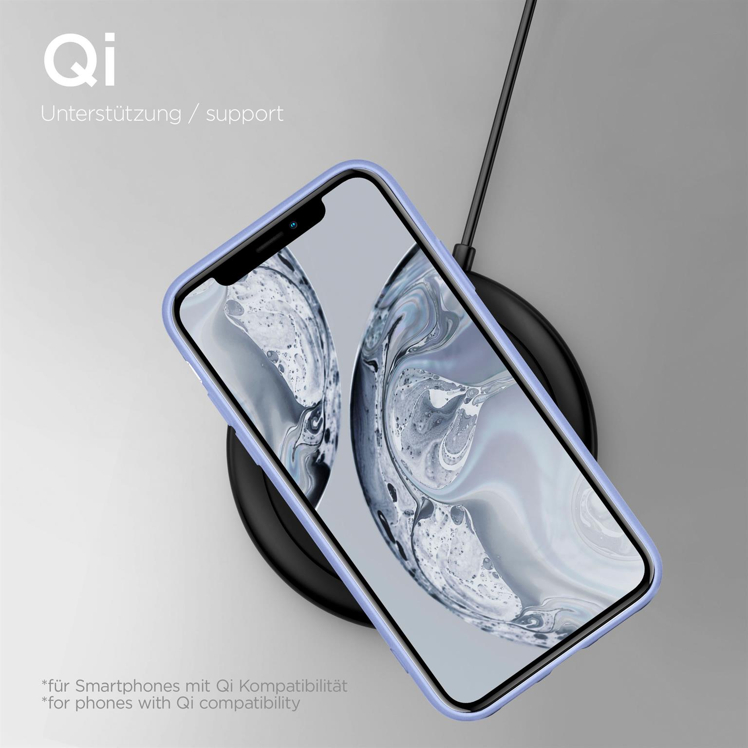 Ein Telefon in einer blauen Hülle liegt auf einem schwarzen kabellosen Ladegerät. Der Telefonbildschirm zeigt ein abstraktes Bild.