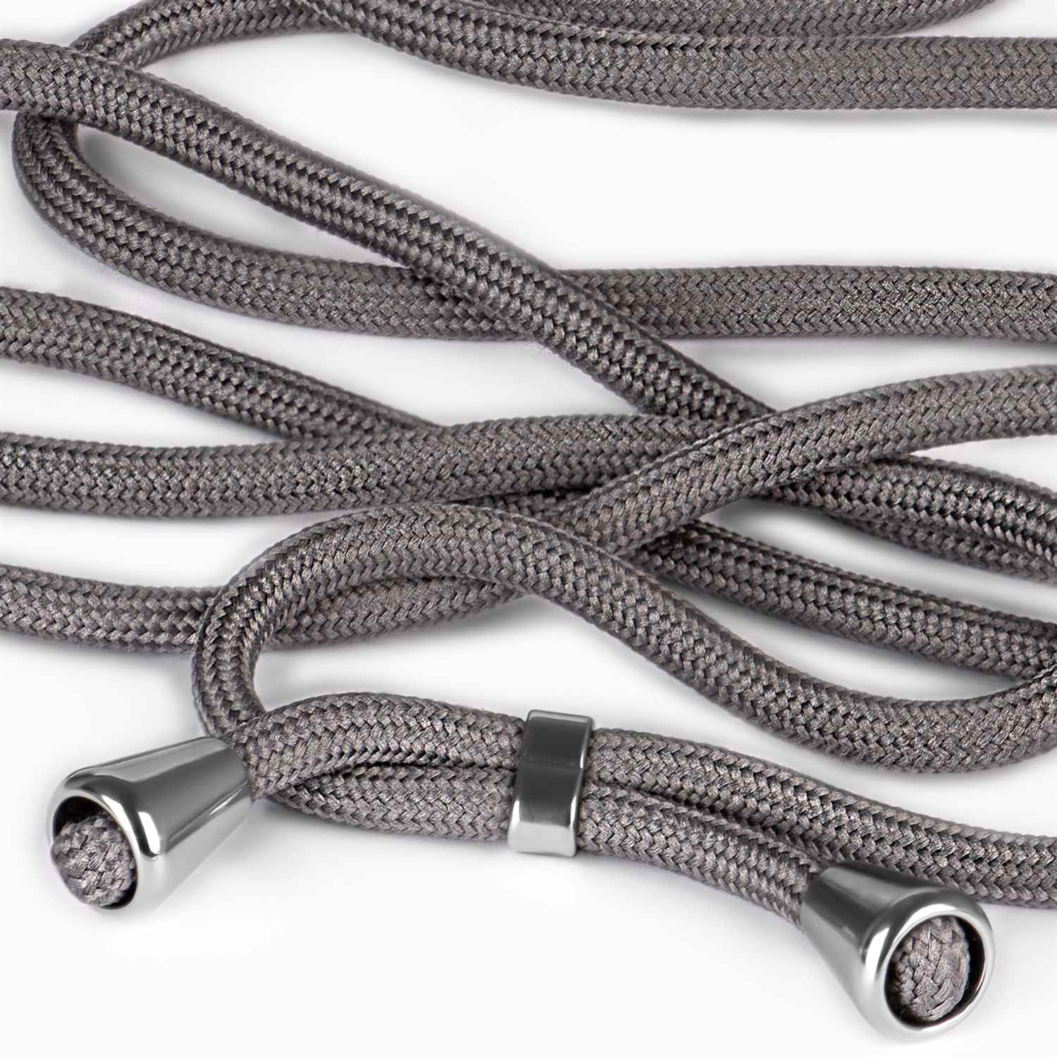 Nahaufnahme eines grauen Telefon-Lanyards mit Metallenden auf weißem Hintergrund.