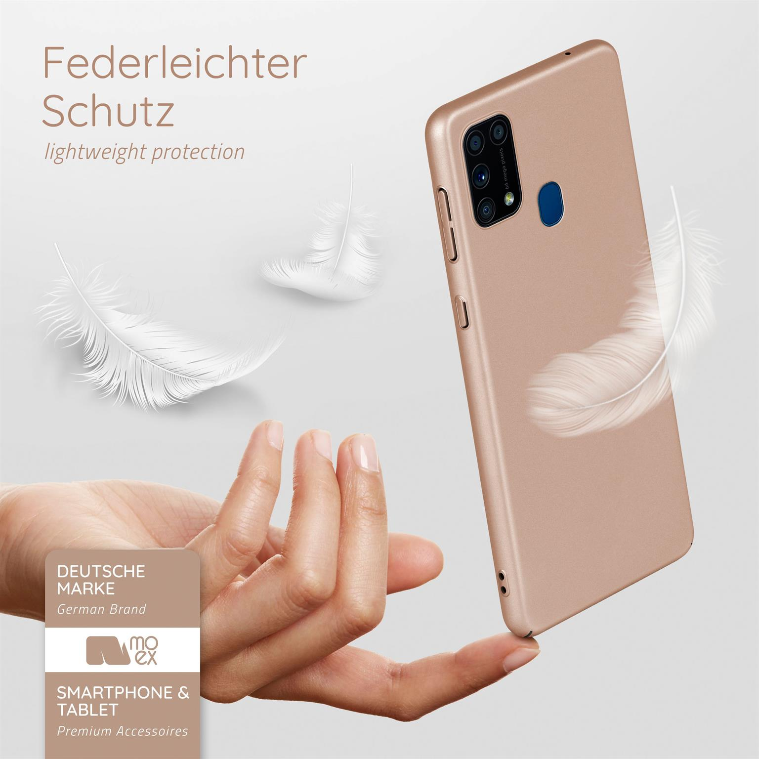 Handyhülle, gold, mit Hand, die Federn hält, weißer Hintergrund.