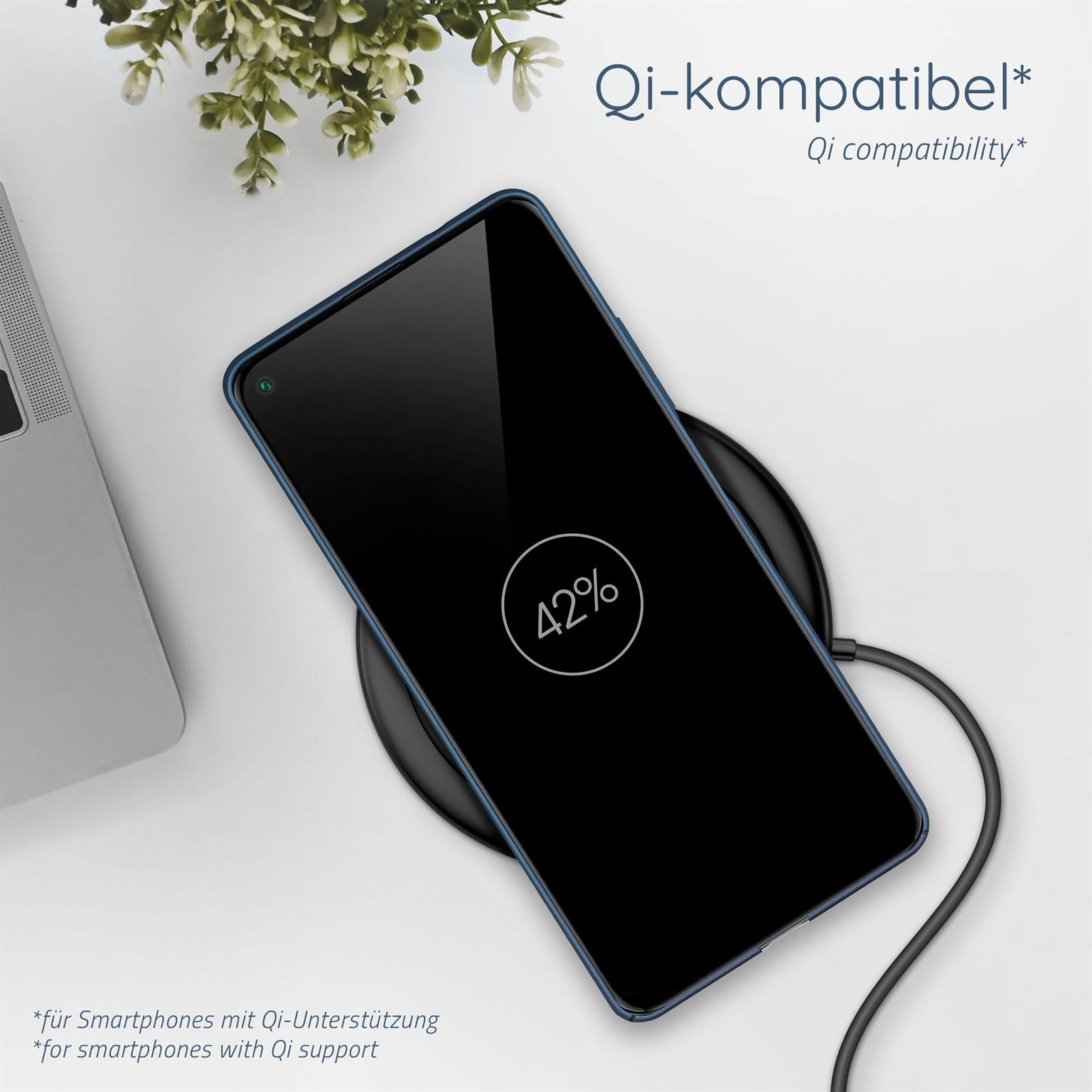 Ein Telefon auf einem kabellosen Ladegerät, das 42 % anzeigt. Text unten weist auf Qi-Unterstützung hin.
