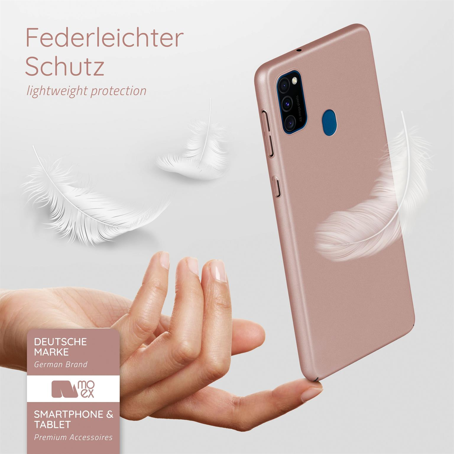 Hand hält eine roségoldene Handyhülle mit Federn. Text: Leichter Schutz, Deutsche Marke.