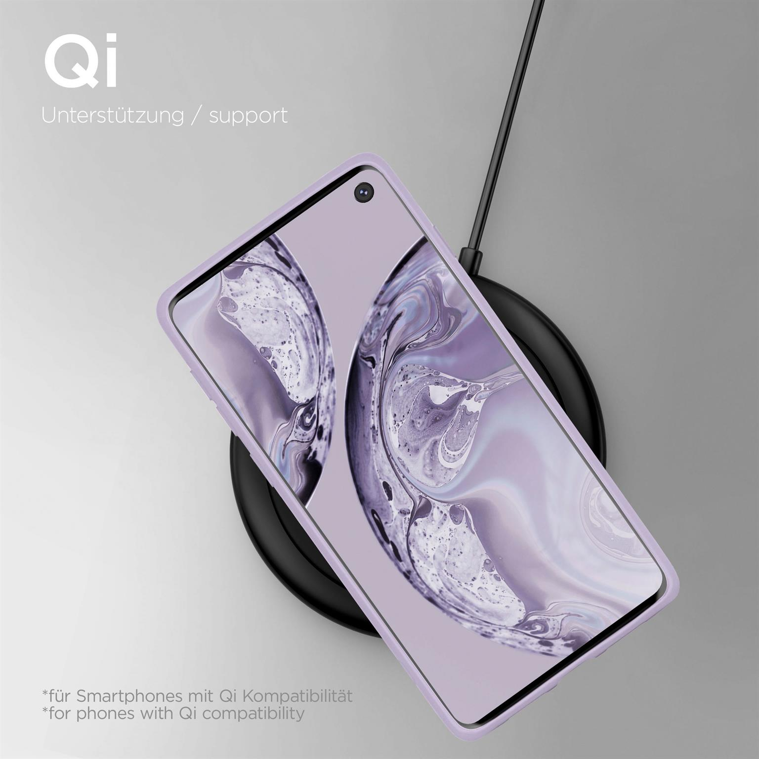 Telefon auf kabellosem Ladegerät, mit lila Hülle, Wort Qi darüber. Schwarzes Ladegerät.