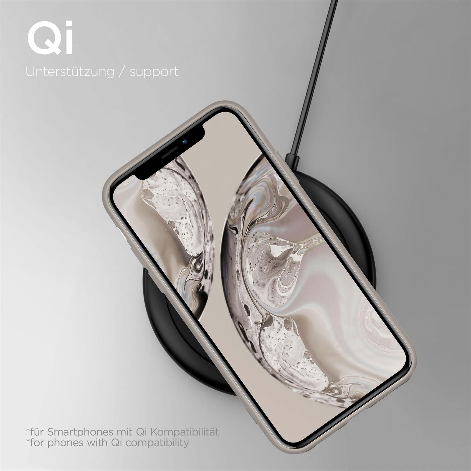 Ein Telefon auf einem kabellosen Ladegerät. Das Telefon ist in einer Hülle. Grauer Hintergrund.