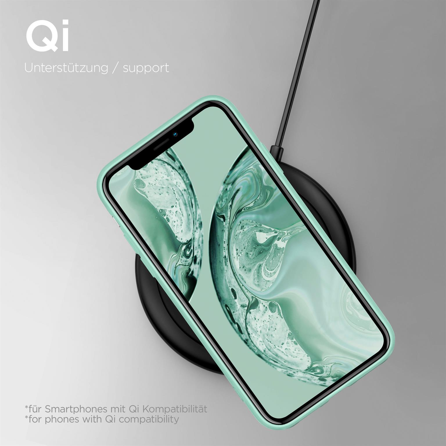 Telefon auf kabellosem Ladegerät. Mintgrüne Hülle. Schwarzes Ladegerät. Qi-Support-Text sichtbar.