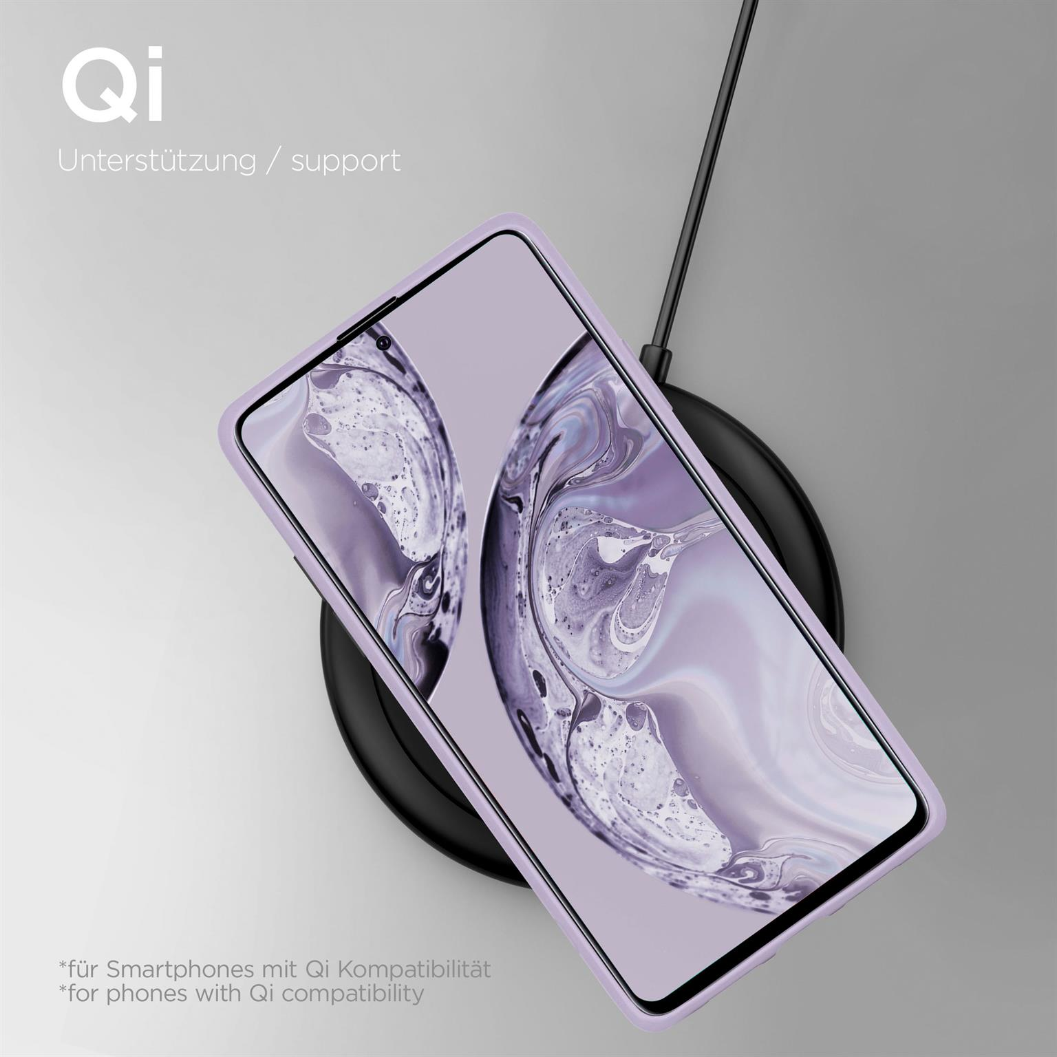 Ein Telefon mit lila Hülle auf einem schwarzen kabellosen Ladegerät. Der Bildschirm ist an.