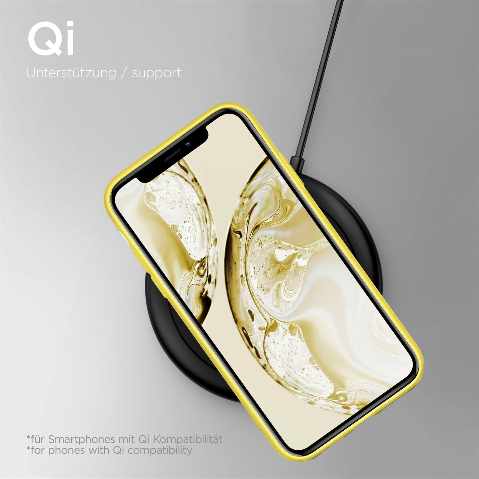 Ein gelbes Telefon in einer Hülle auf einem kabellosen Ladegerät. Das Ladegerät ist schwarz und der Hintergrund grau.