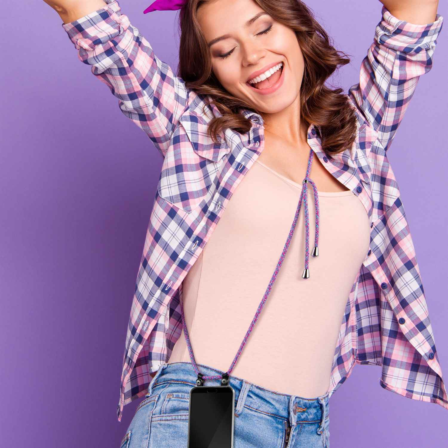 Frau mit Lanyard. Telefon ist befestigt. Lila und pinkfarbenes Lanyard.