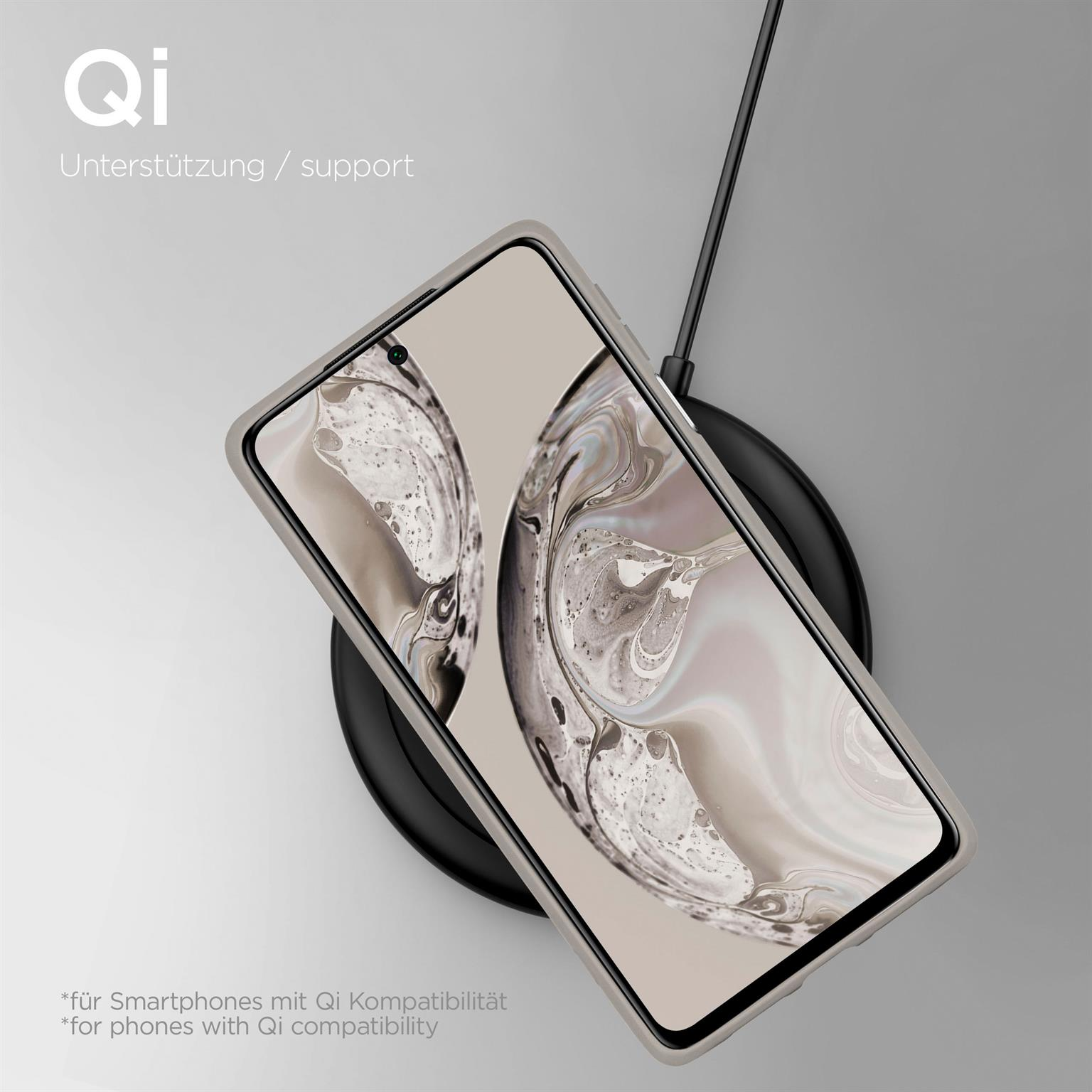 Telefon auf einem kabellosen Ladegerät, in einer Schutzhülle. Text weist auf Qi-Unterstützung hin.