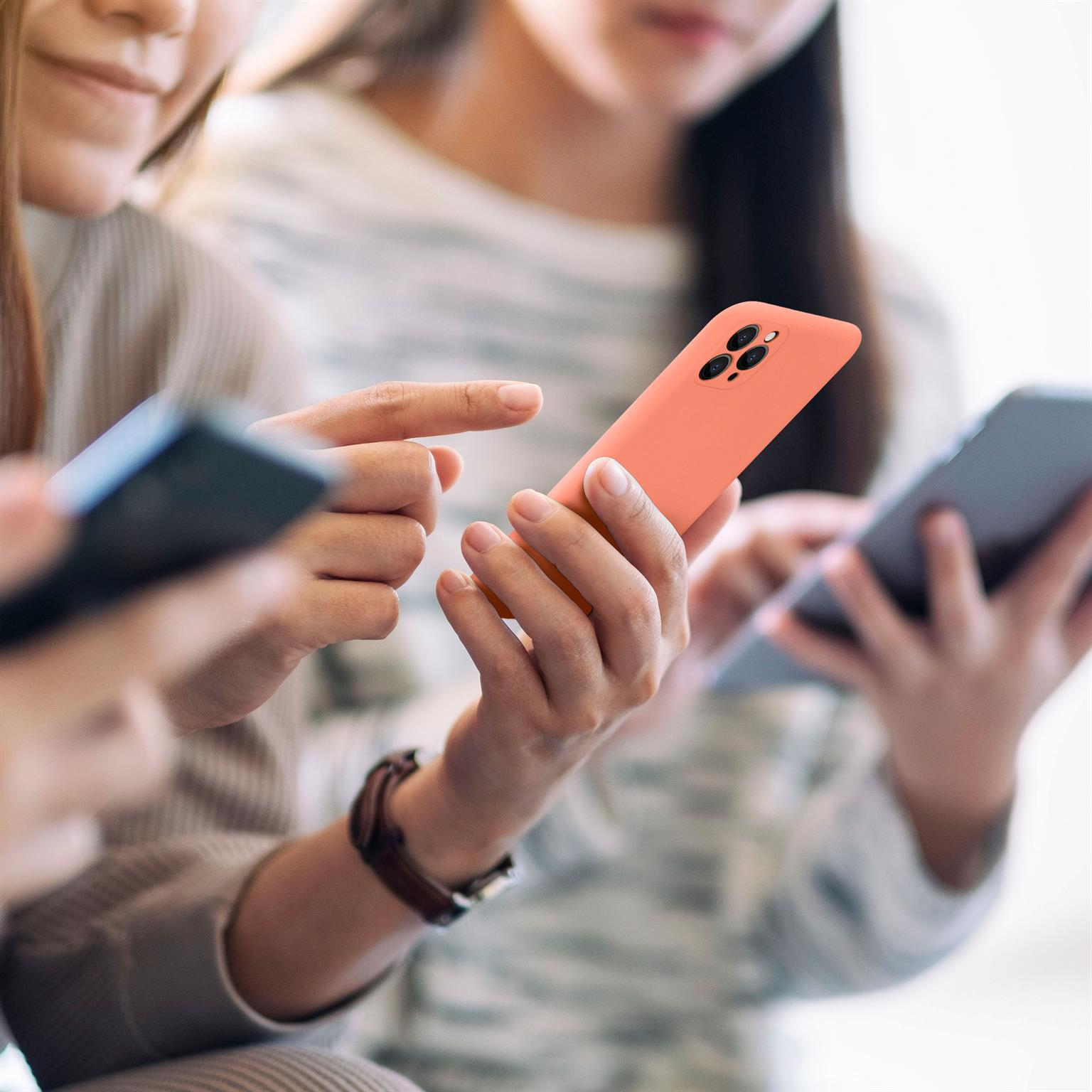 Leute halten Telefone. Ein Telefon ist orange, andere sind schwarz.