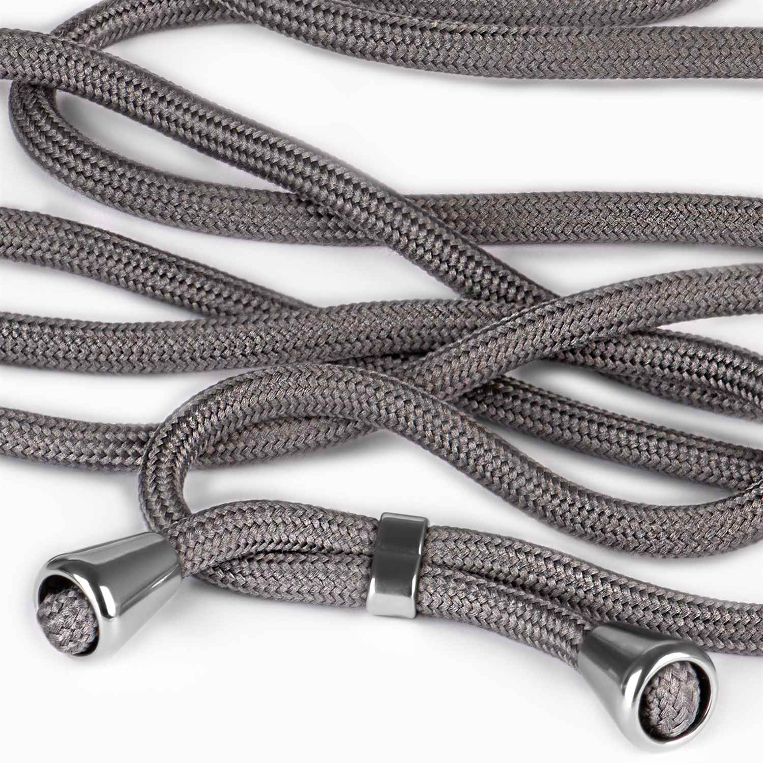 Nahaufnahme eines grauen Telefonkabels mit Metallelementen. Das Kabel hat eine gewebte Textur.