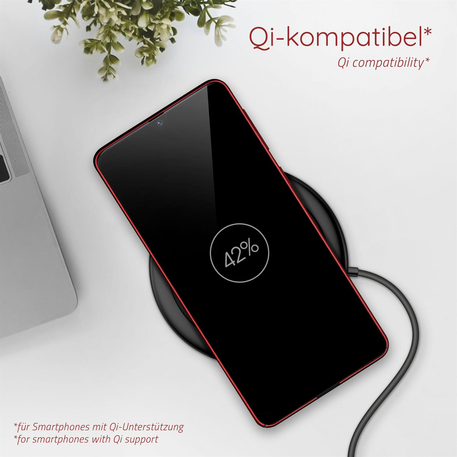 Schwarzes Telefon, das auf einem schwarzen Qi-Ladegerät geladen wird. Prozentanzeige: 42 %.