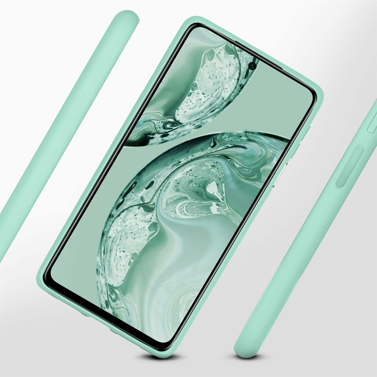 Ein Telefon mit grüner Hülle, abgewinkelt, mit grünem Hintergrund und weißem Hintergrund.