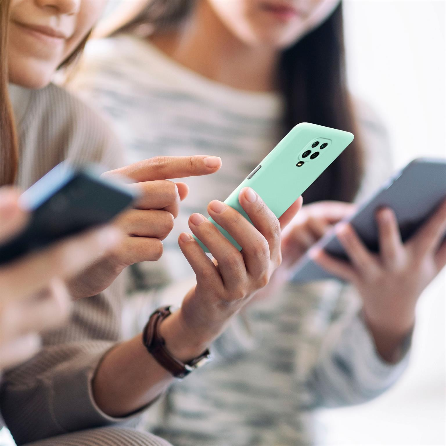 Hände halten Telefone. Eine mintgrüne Hülle. Andere benutzen Telefone.