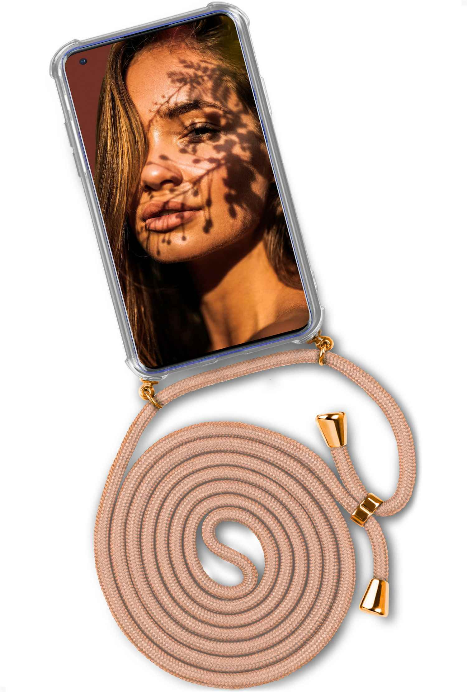 Telefon mit einer Frau im Sonnenlicht, die an einem beigen Kabel hängt. Goldene Akzente und braune Lederbefestigungen sichtbar.