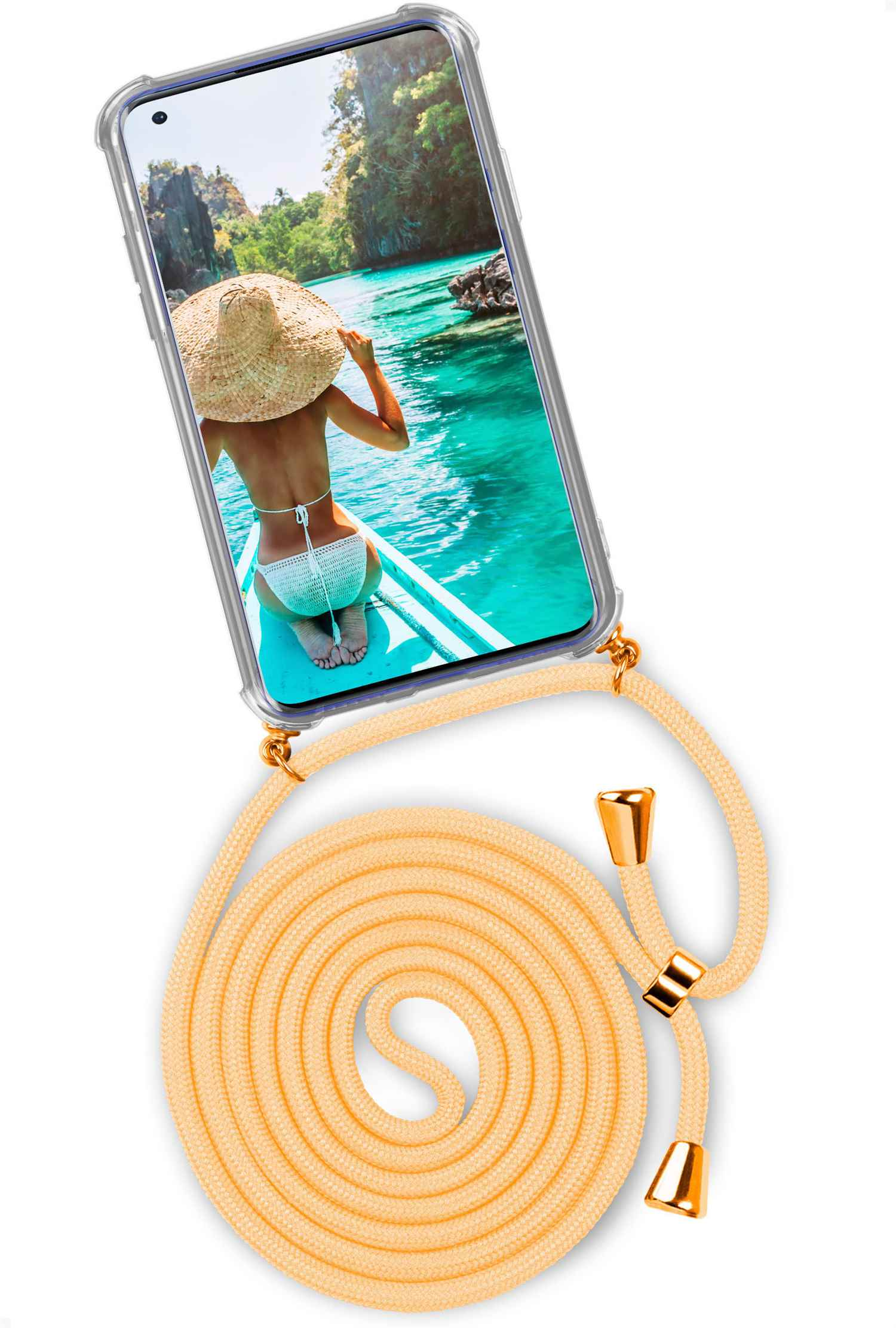 Ein Telefon mit beigefarbenem Riemen, das eine Frau im Bikini auf einem Boot zeigt.