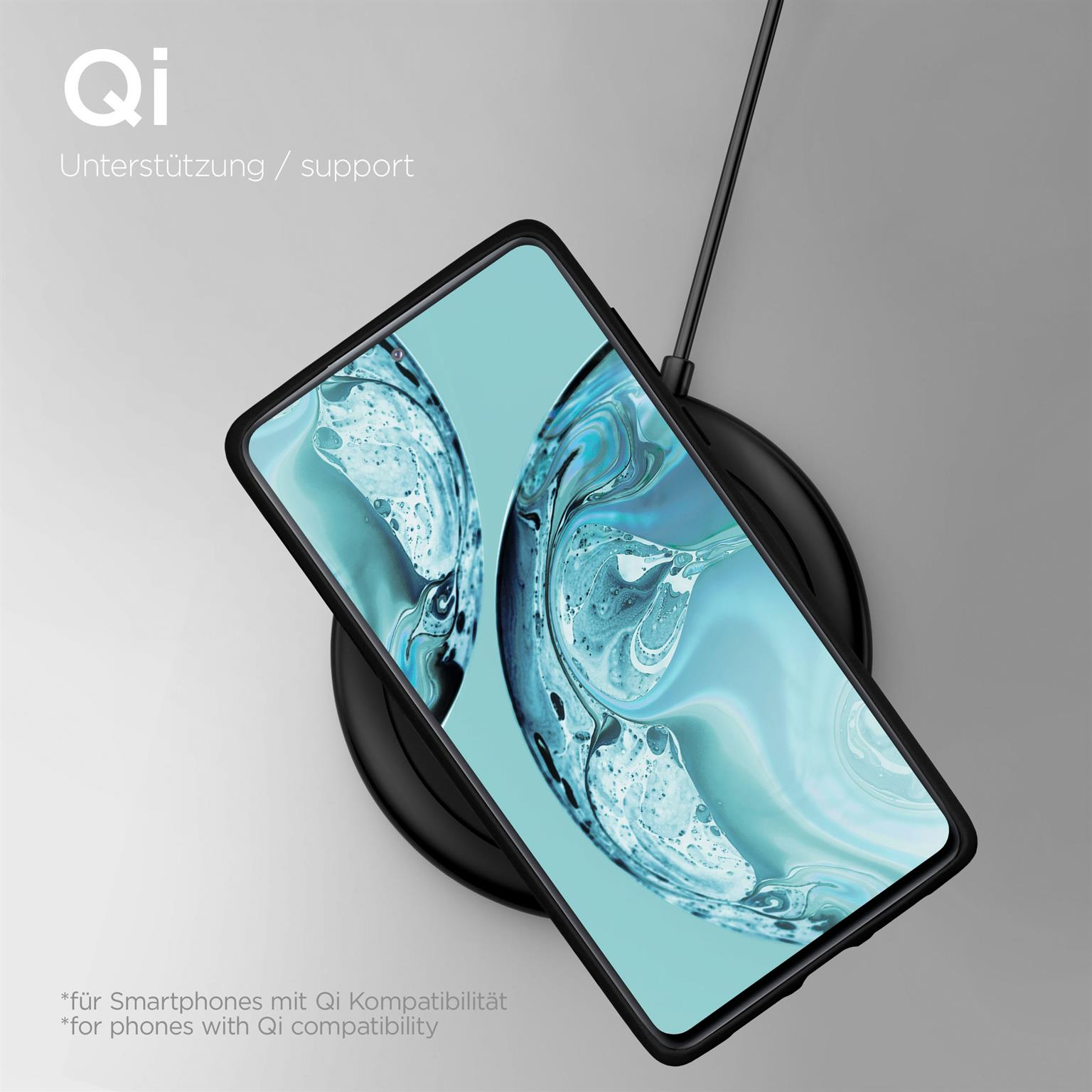 Ein Telefon auf einem kabellosen Ladegerät. Der Telefonbildschirm zeigt ein blaues und weißes Design.