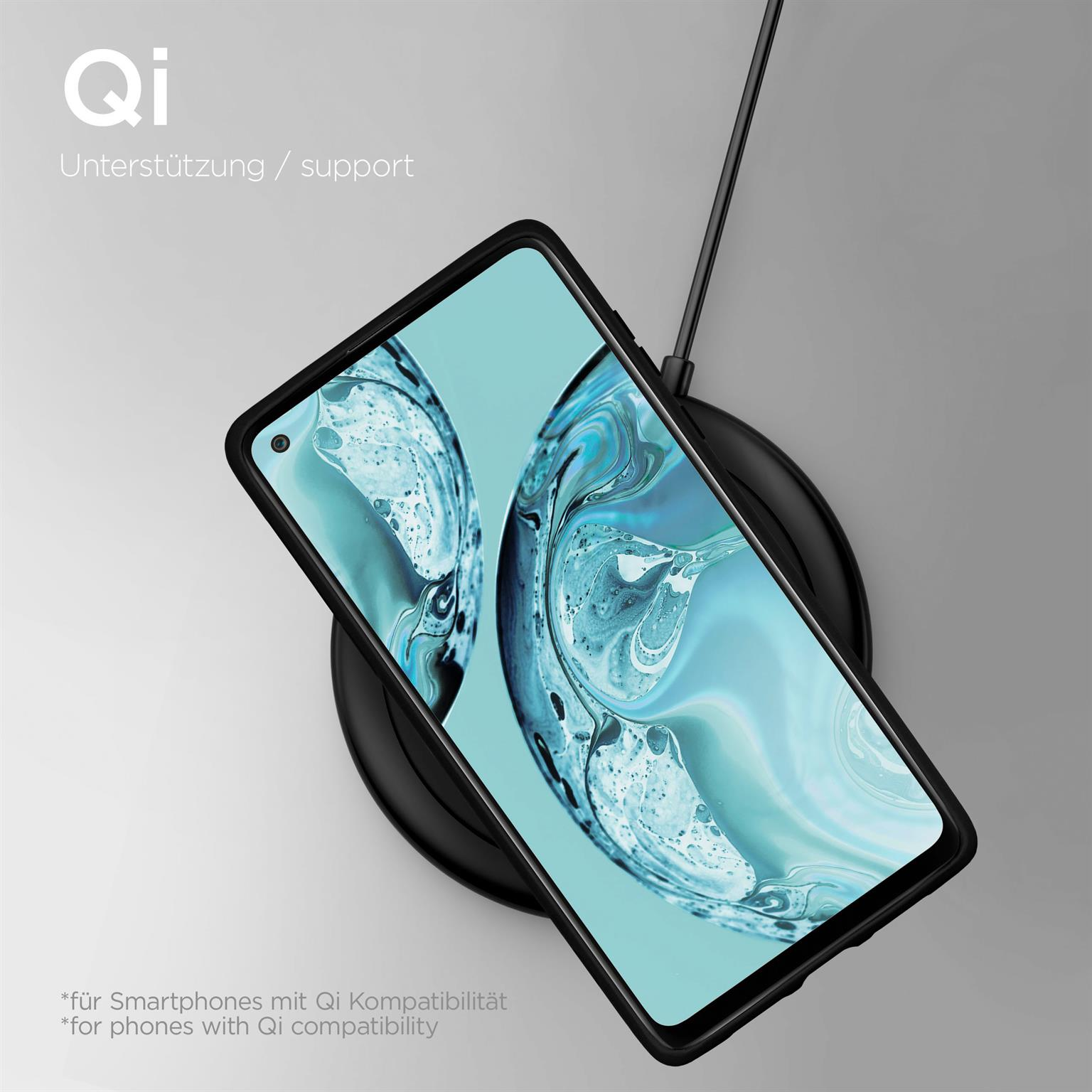 Smartphone lädt auf schwarzer Qi-Ladestation mit Kabel.