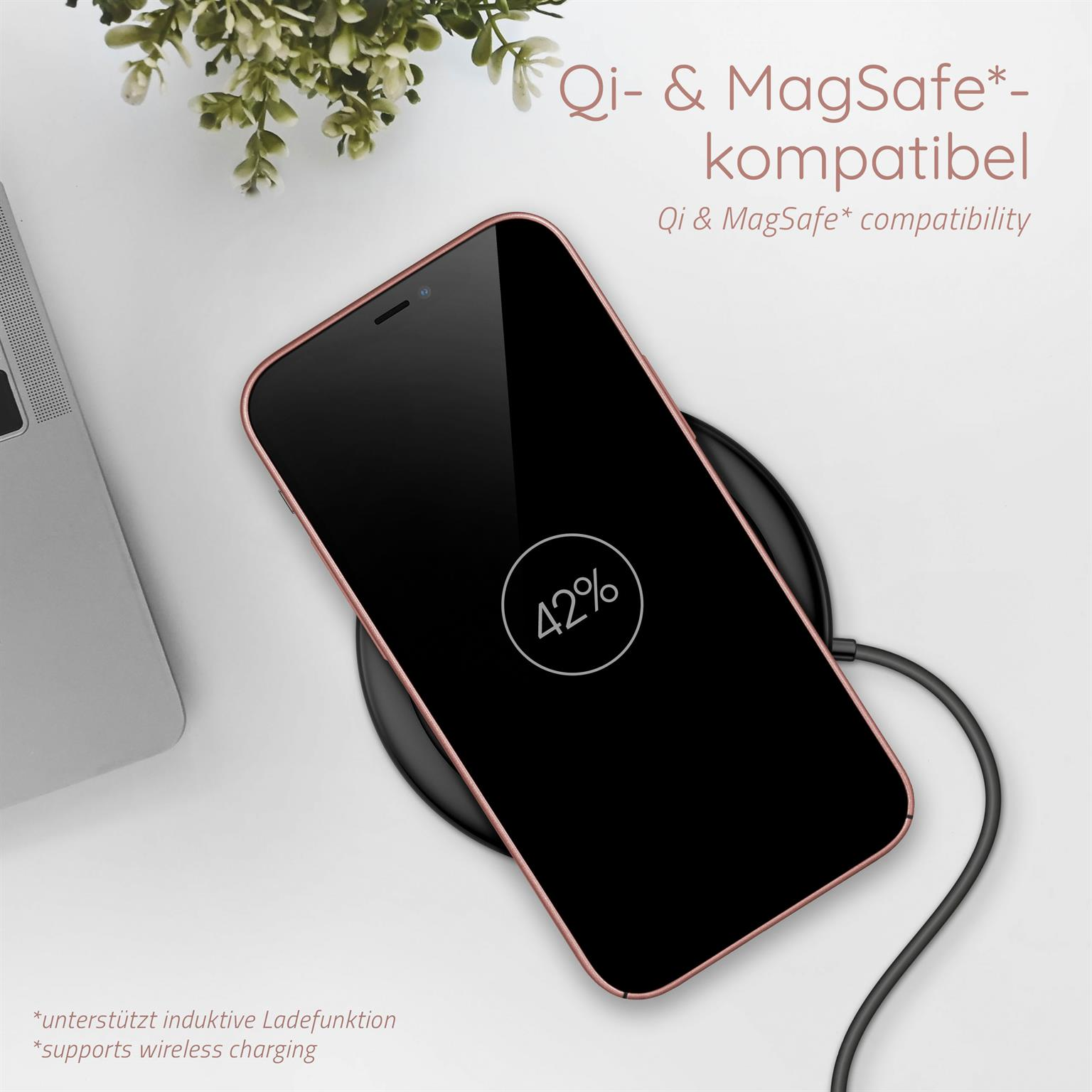 Schwarzes Telefon auf kabellosem Ladegerät, zeigt Akkustand, Qi & MagSafe kompatibel.