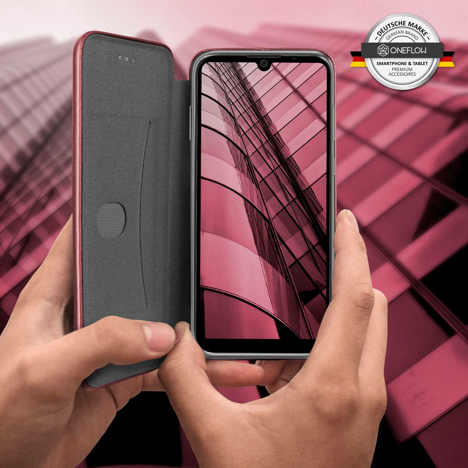 Hände halten ein Smartphone in einem geschlossenen pinkfarbenen Etui. Im Hintergrund ist ein Logo mit einem Gebäude.