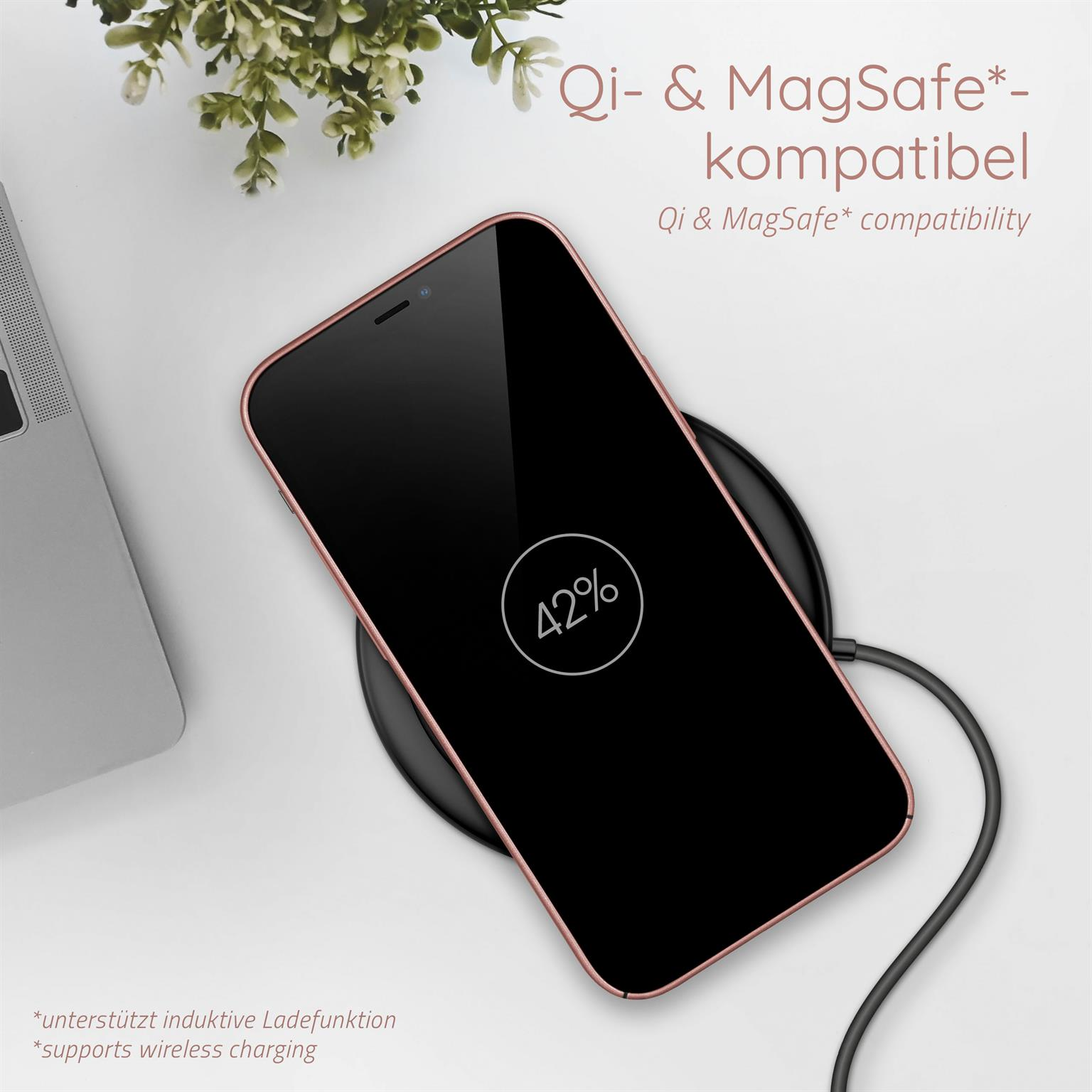 Telefon, das auf einem kabellosen Ladegerät geladen wird. Das Telefon ist schwarz mit 42 % Akku. Text: Qi & MagSafe kompatibel.