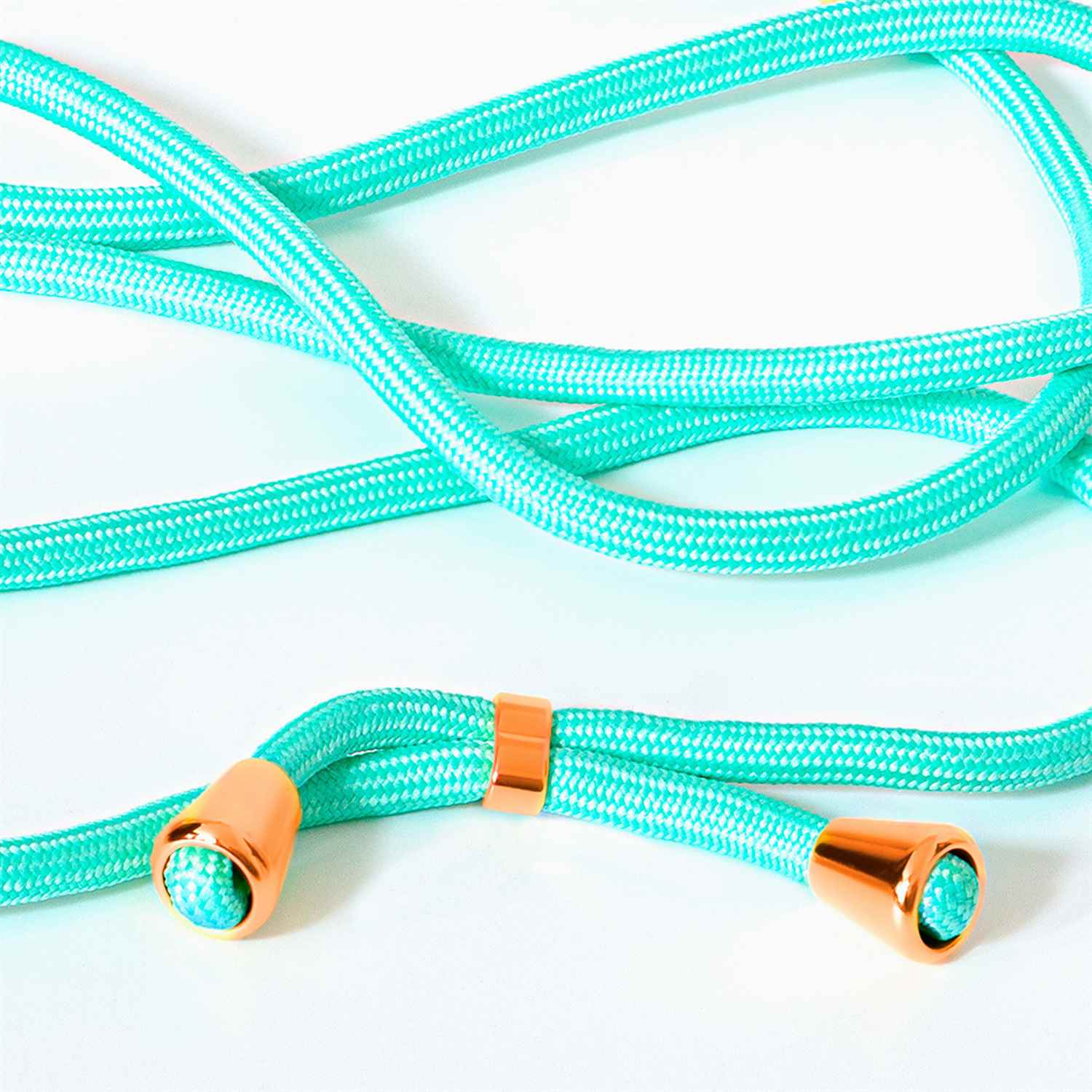 Nahaufnahme eines türkis farbenen Telefon-Lanyards mit goldenen Akzenten. Das Kabel ist geflochten.