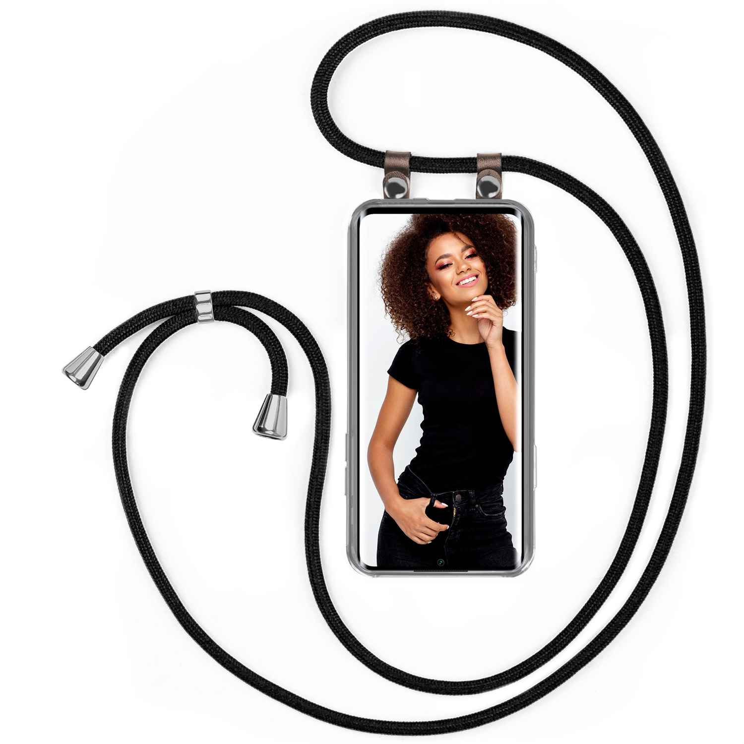 Telefon mit Foto einer Frau, schwarzes Kabel. Frau mit Afro und schwarzem T-Shirt, lächelnd.