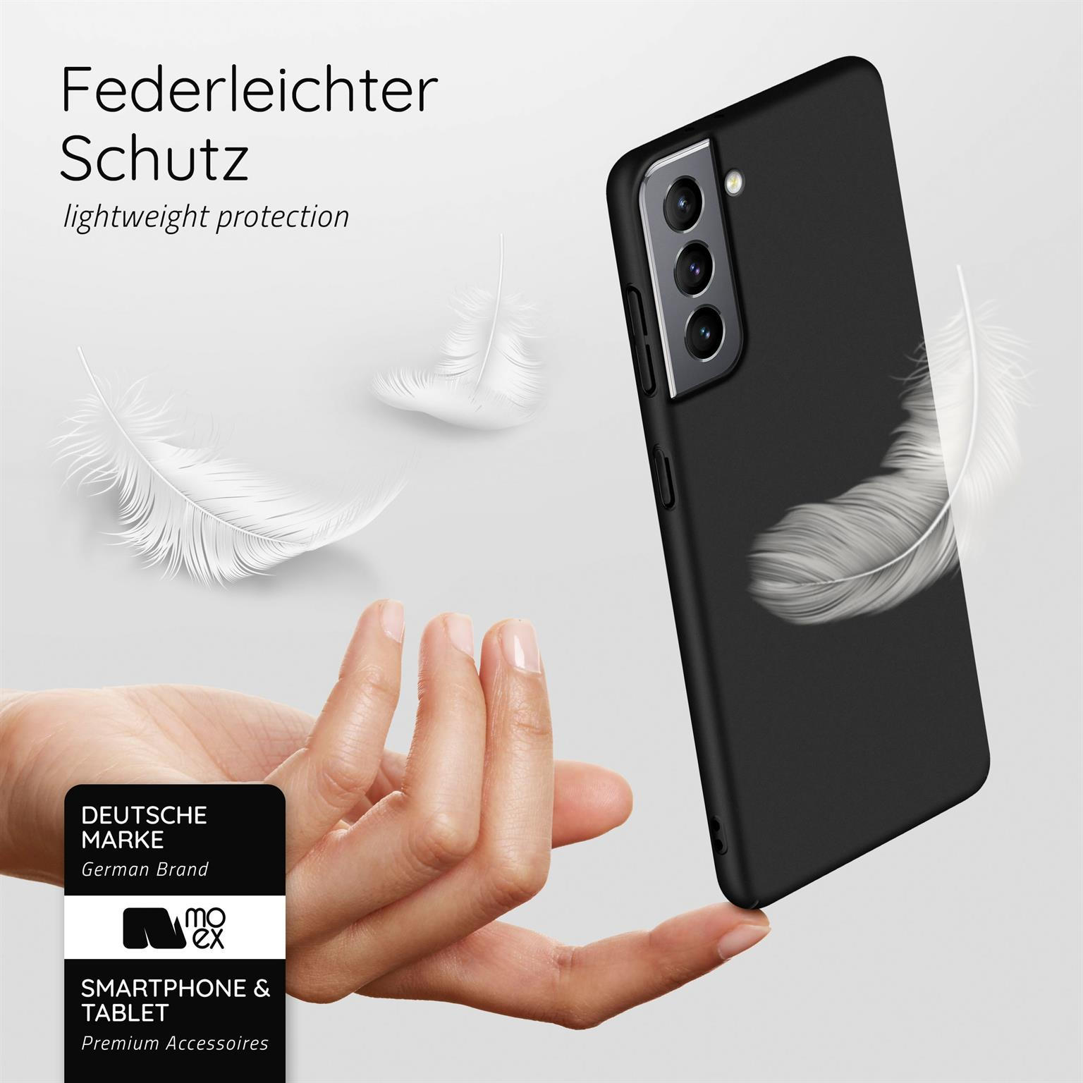 Eine Hand hält eine schwarze Handyhülle mit Federn im Hintergrund und Text.