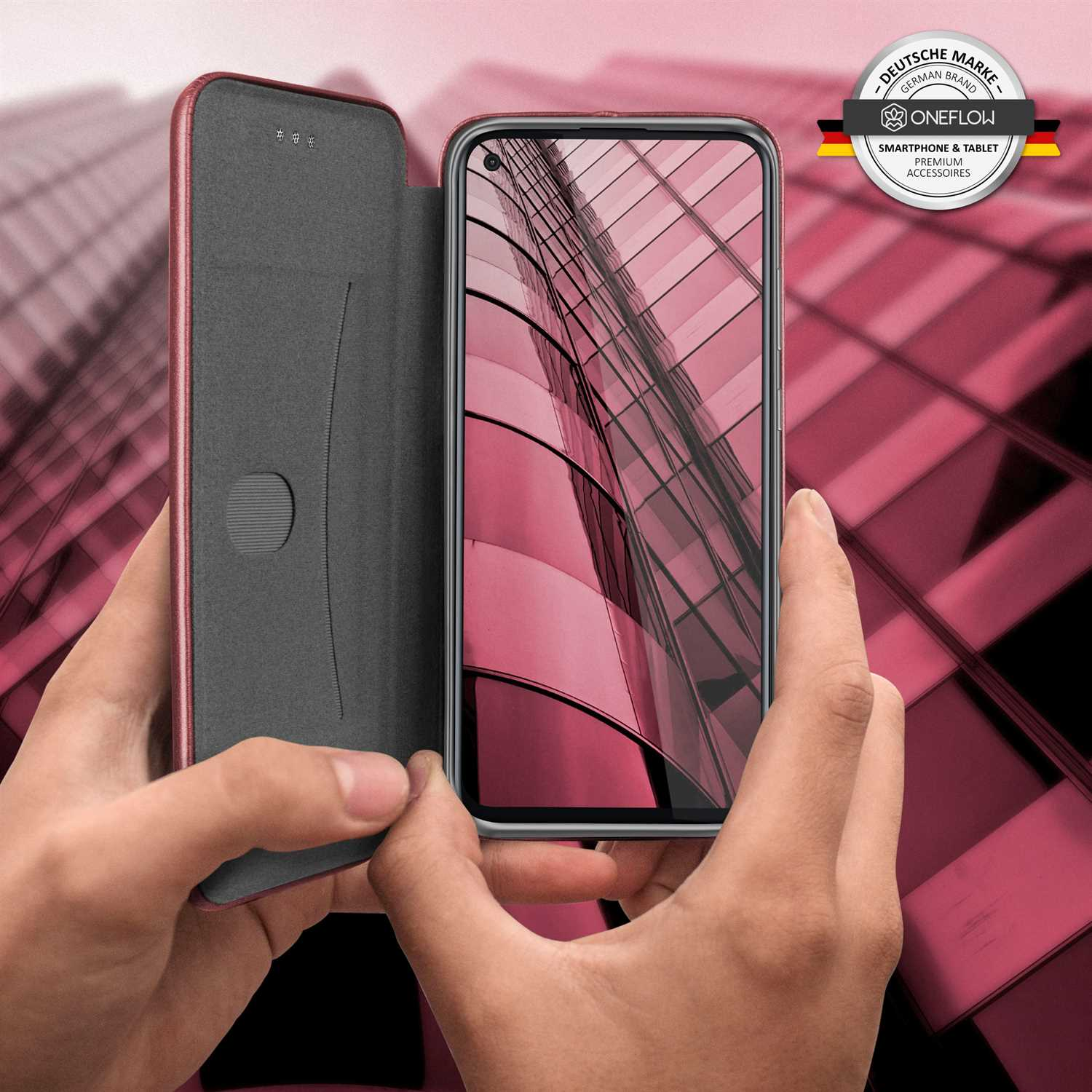 Ein Telefon in einer Hülle ist geöffnet. Der Hintergrund ist eine rosa Wand. Die Hülle ist rot.