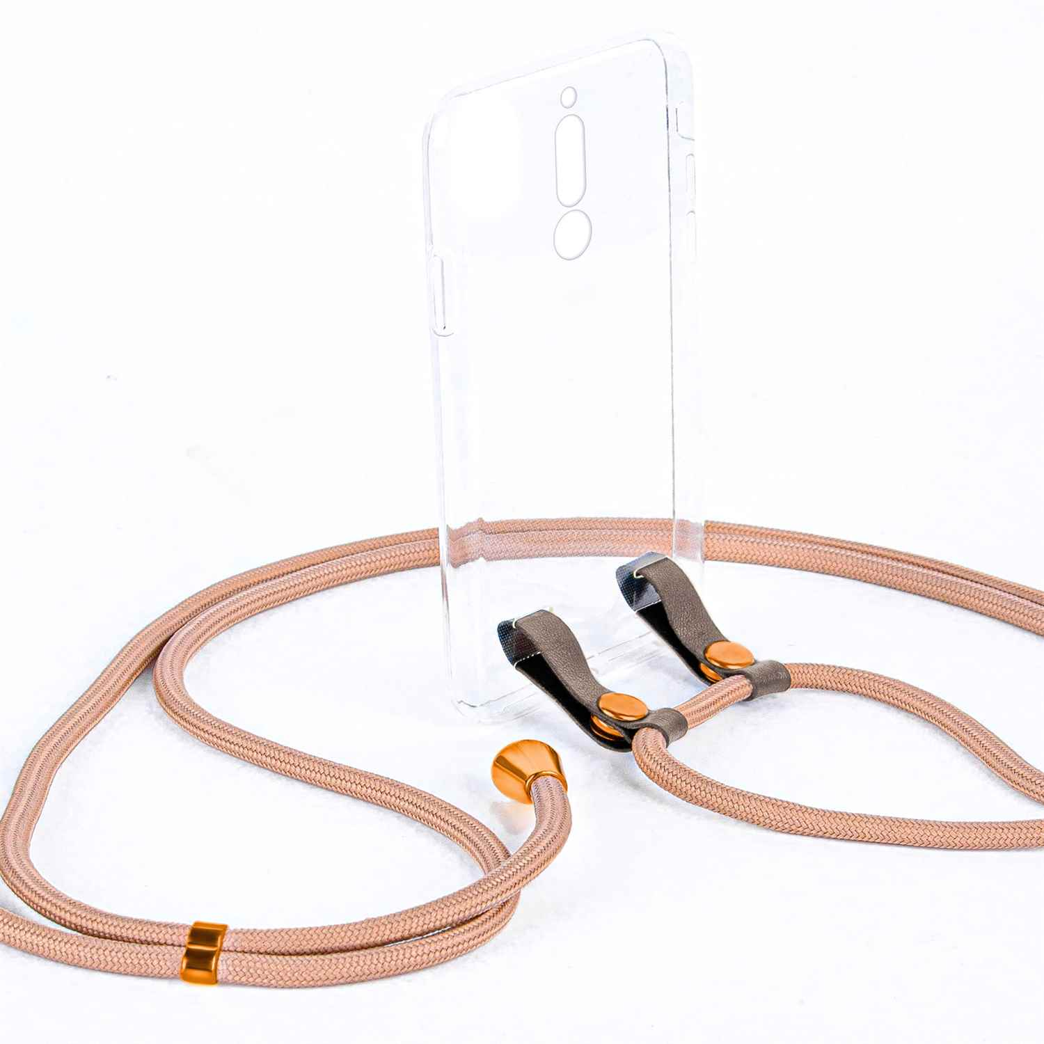 Transparente Handyhülle mit beigefarbenem Kabel, Metallakzente. Weißer Hintergrund. Handyhülle und Kabel.