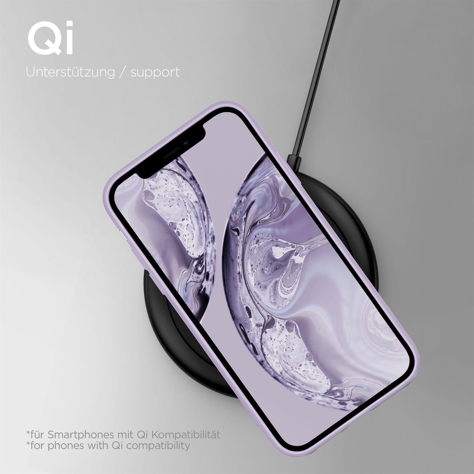 Telefon auf kabellosem Ladegerät. Lila Handyhülle. Schwarzes Ladepad. Weißer Hintergrund.