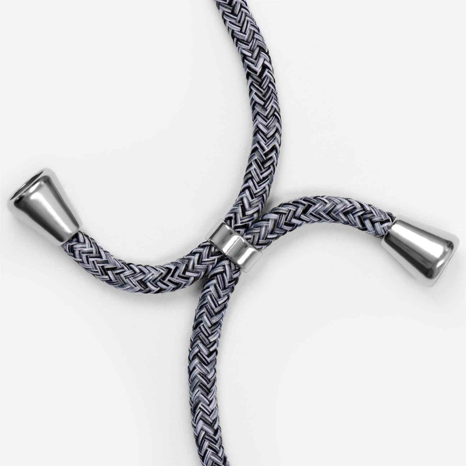 Nahaufnahme eines schwarz-grauen Telefon-Lanyards mit silbernen Metallakzenten auf weißem Hintergrund.