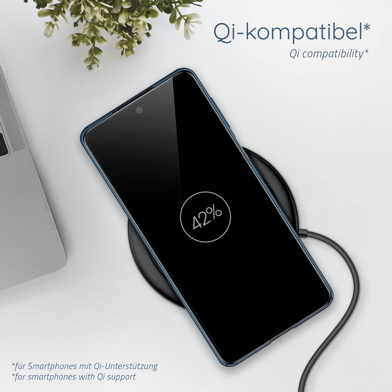 Telefon lädt auf einem Qi-Ladegerät, zeigt 42% Akku. Text: Qi-kompatibel.