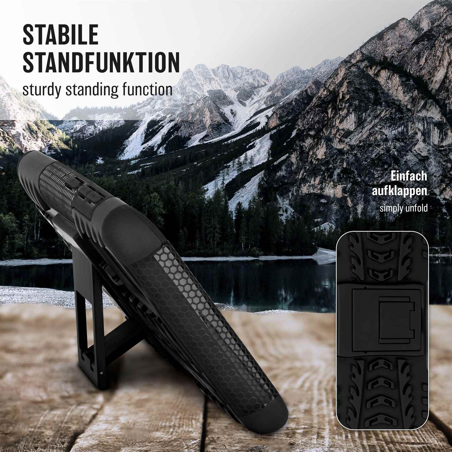 Eine schwarze Handyhülle mit Standfunktion, auf Holzoberfläche, mit verschneitem Bergpanorama.