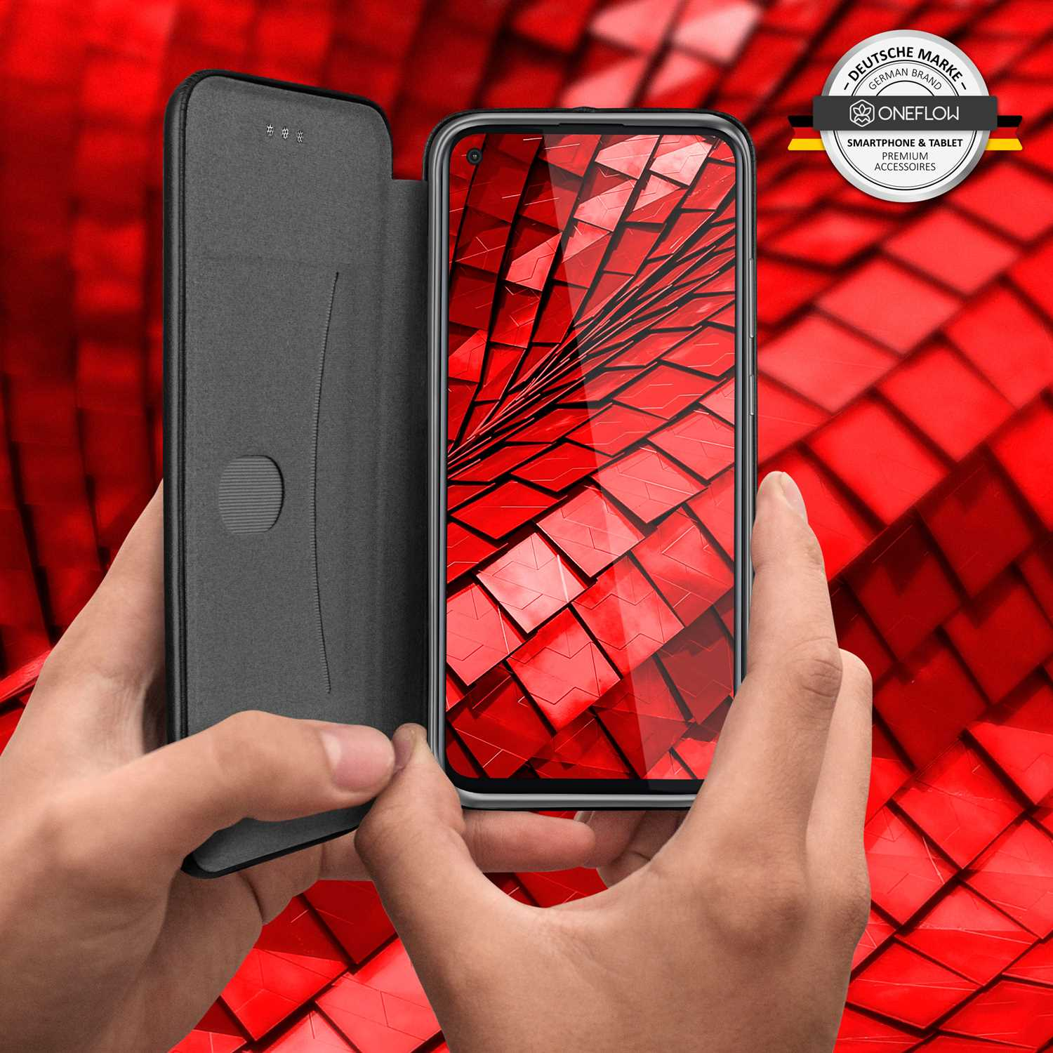 Hände halten ein Telefon mit Hülle, roter Hintergrund.