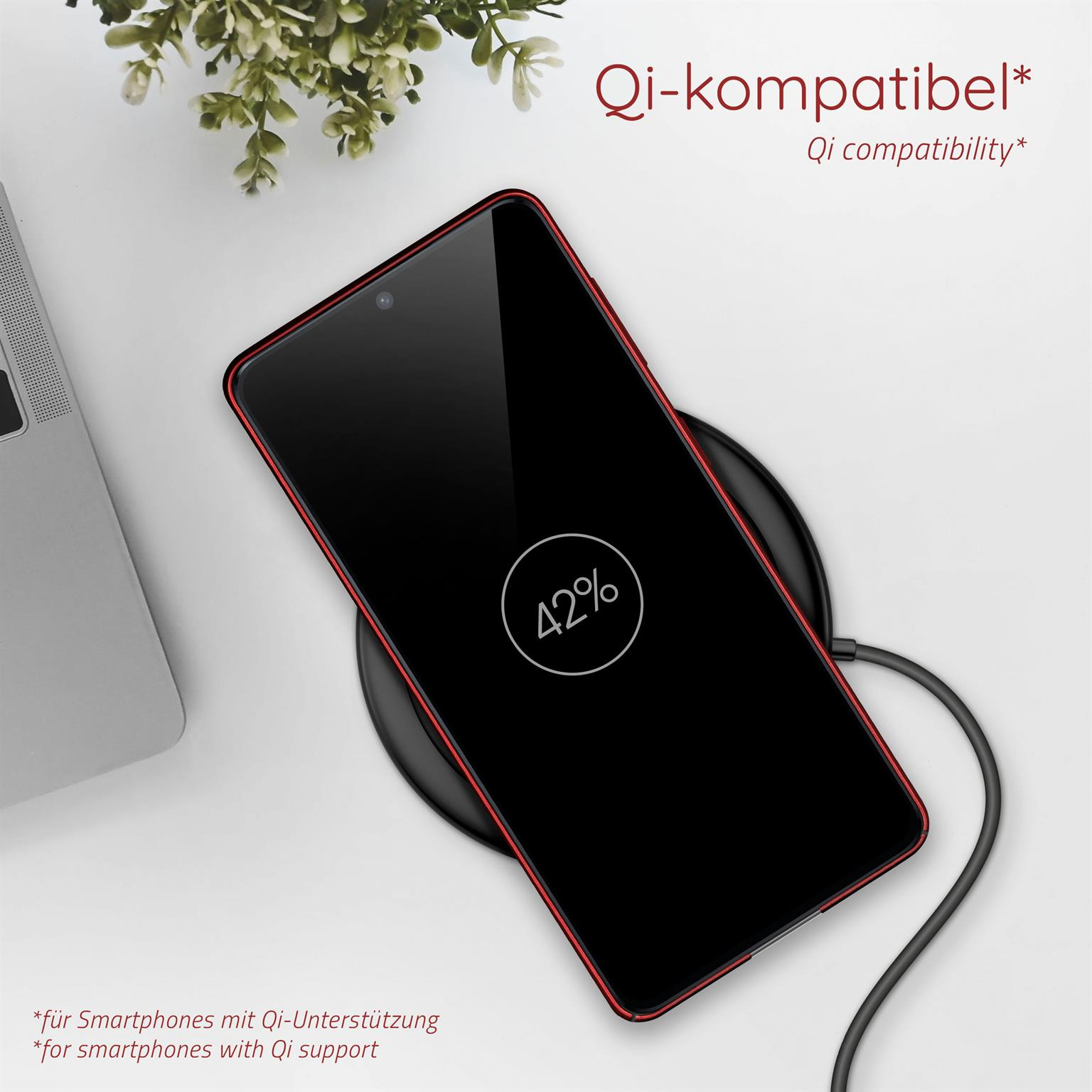 Ein schwarzes Smartphone auf einem kabellosen Ladegerät. Der Bildschirm zeigt 42 %. Text sagt Qi-Kompatibilität.