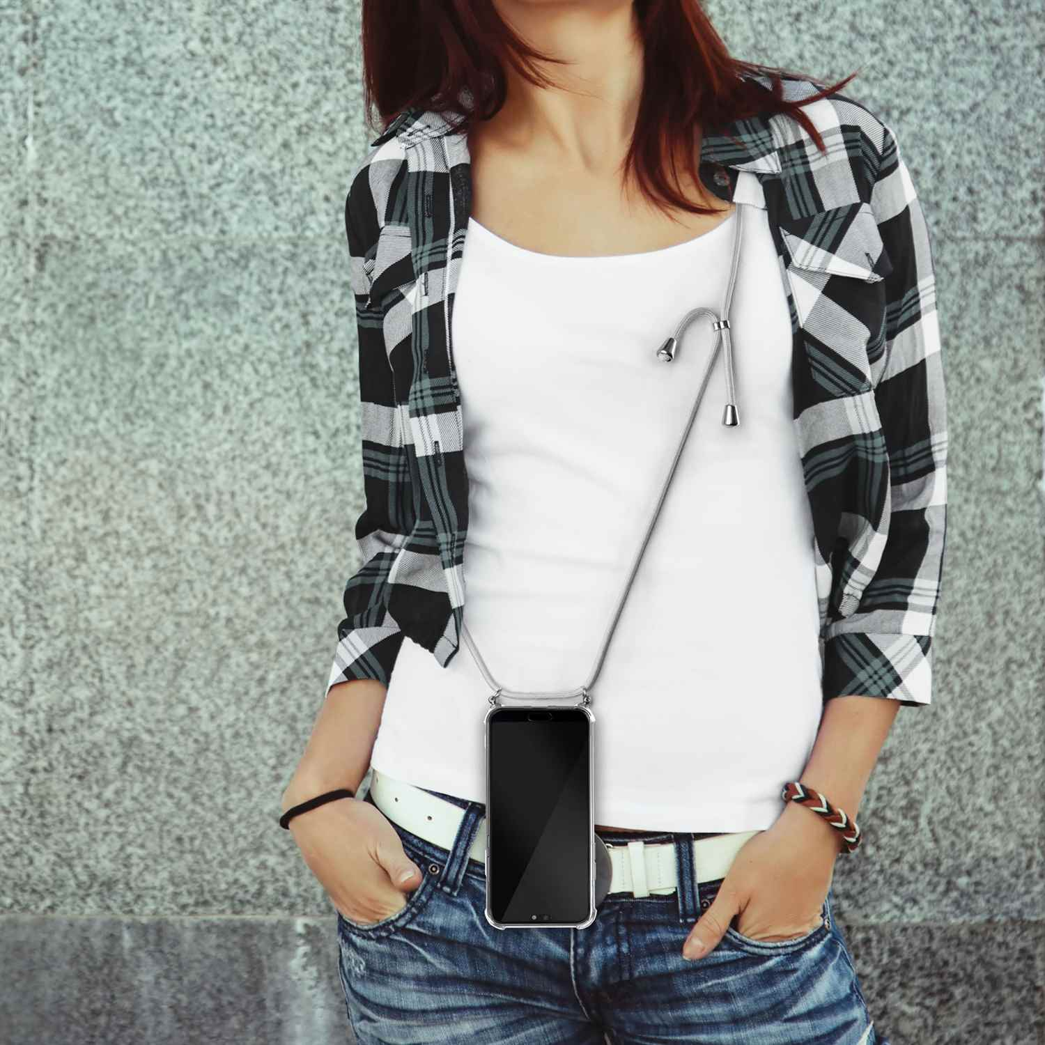 Frau mit Handyhülle und Kordel um den Hals. Graue Kordel und weißes Tanktop.