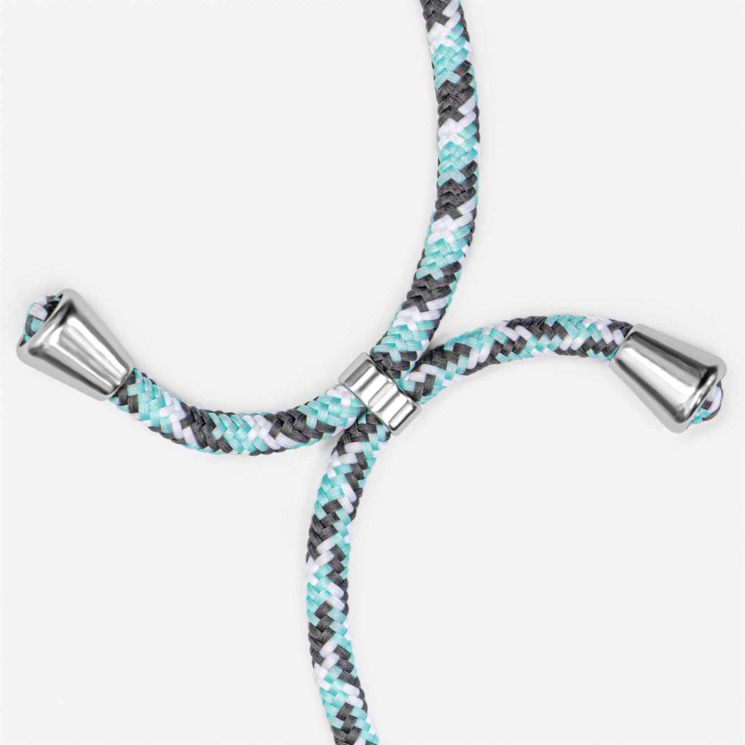 Türkis-, grau- und weißfarbenes Telefonkabel mit silberner Hardware, auf weißem Hintergrund.