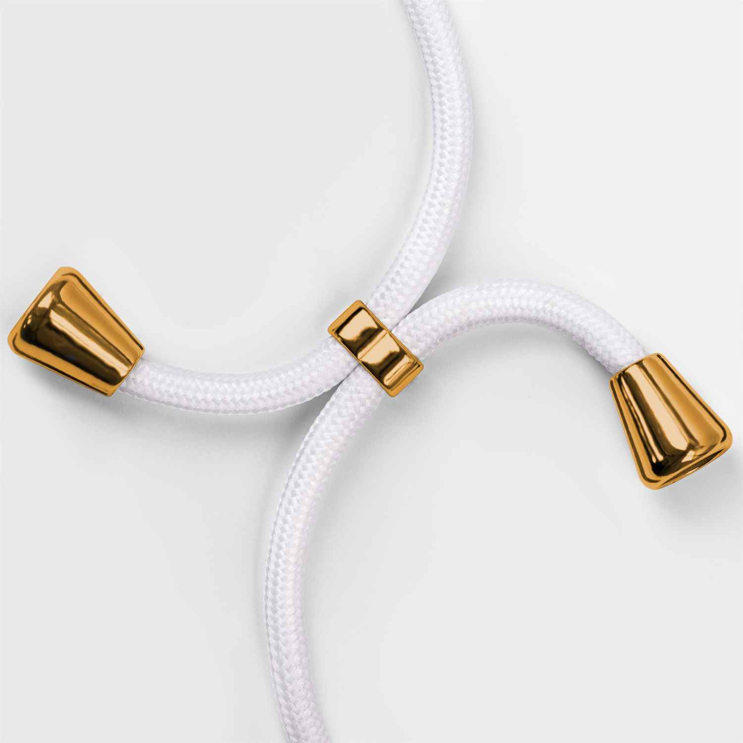 Weißes Telefonkabel mit goldenen Spitzen und goldenem Stecker. Weißer Hintergrund.