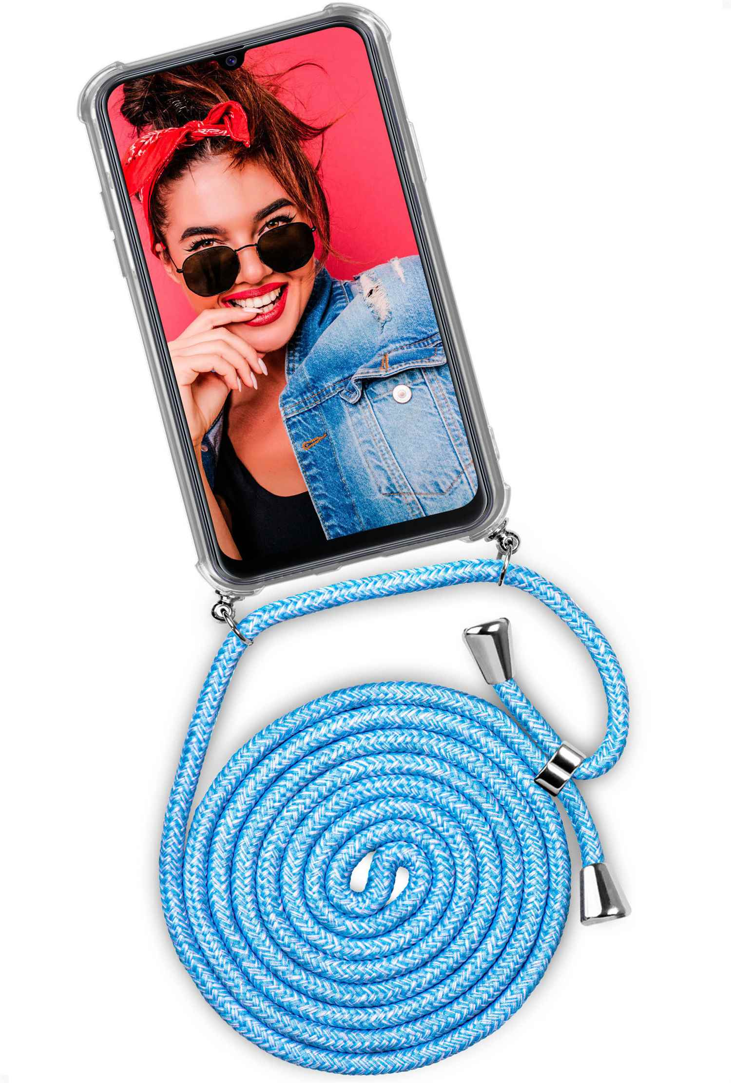Telefon mit lächelnder Frau auf dem Bildschirm, an einem blauen Seil befestigt. Silberne Akzente. Die Frau trägt Sonnenbrille.
