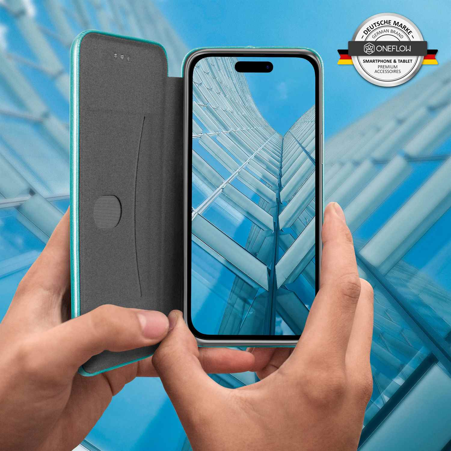 Eine Hand hält ein Telefon mit geöffneter Hülle, die einen blauen Himmel zeigt. Hintergrund ist ein hohes Gebäude.