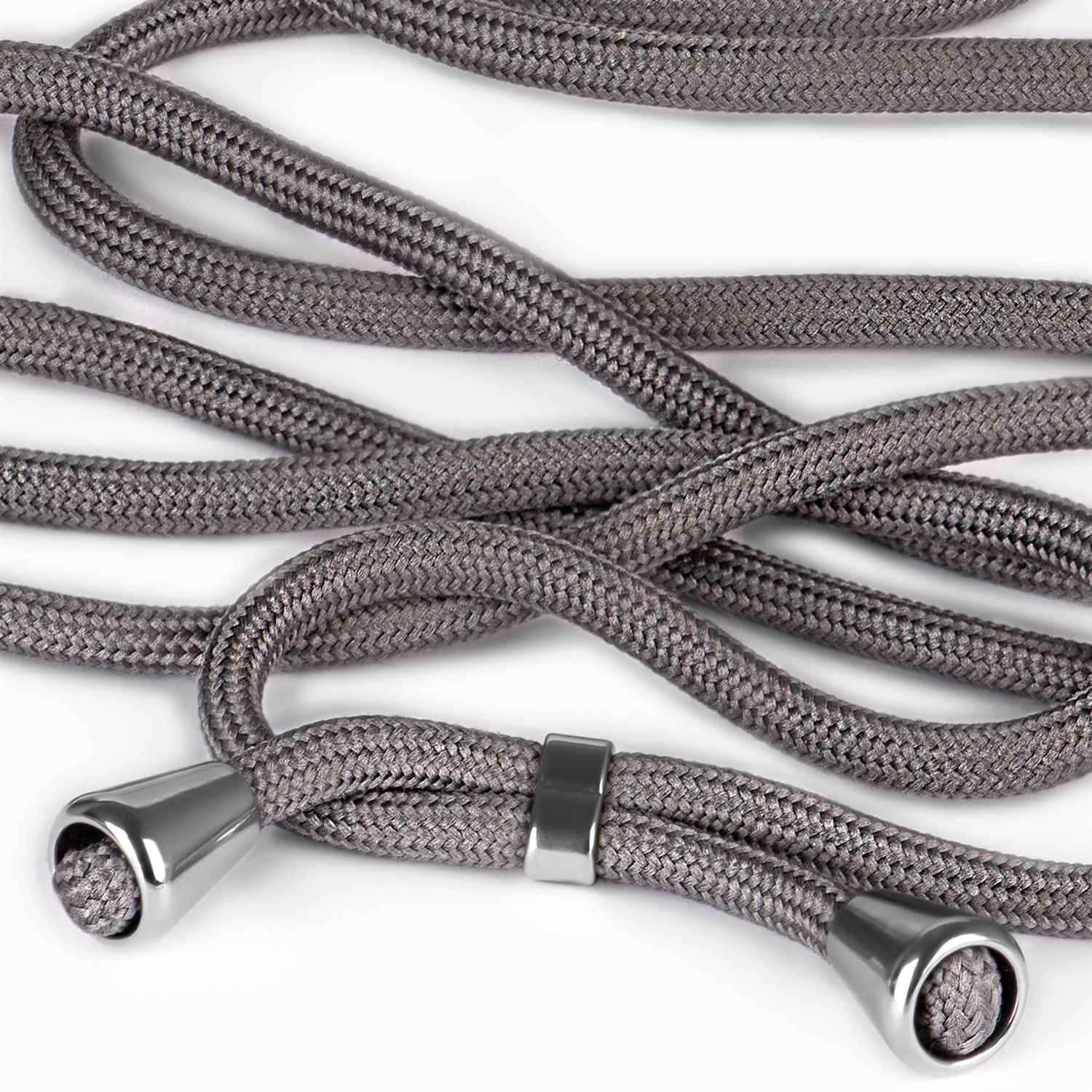 Nahaufnahme eines grauen geflochtenen Handy-Lanyards mit silbernen Akzenten.