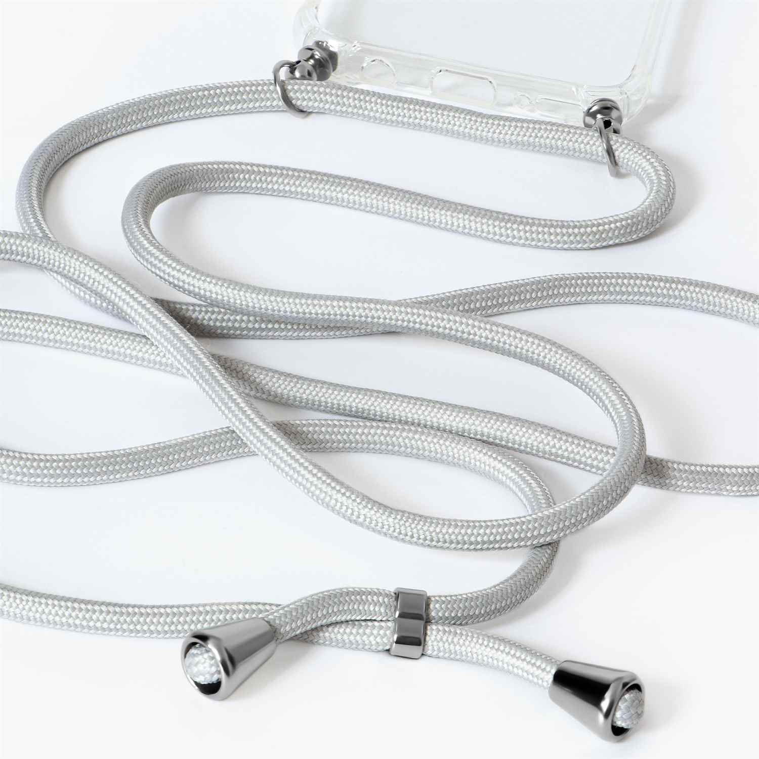 Silberner Handyriemen mit silberner Hardware auf weißem Grund.