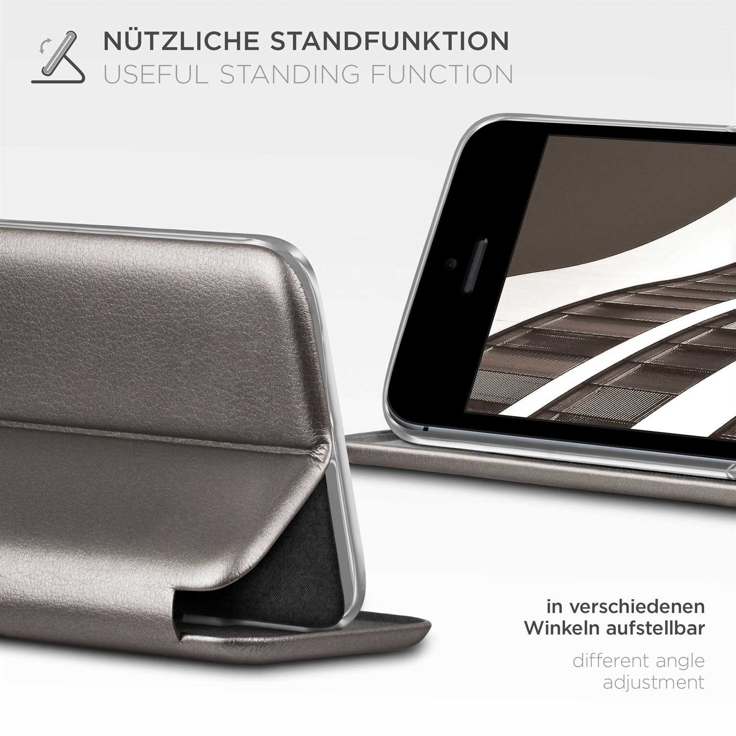 Telefonhülle aus dunkelbraunem Leder, geöffnet. Zeigt den Telefonbildschirm. Text weist auf die Standfunktion hin.