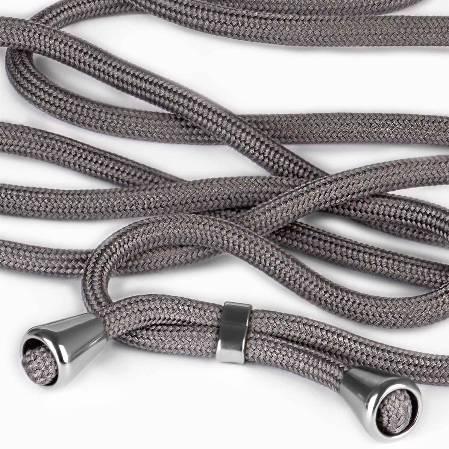 Nahaufnahme eines grauen Kabels mit silbernen Akzenten. Das Kabel ist in Schlaufen gelegt.