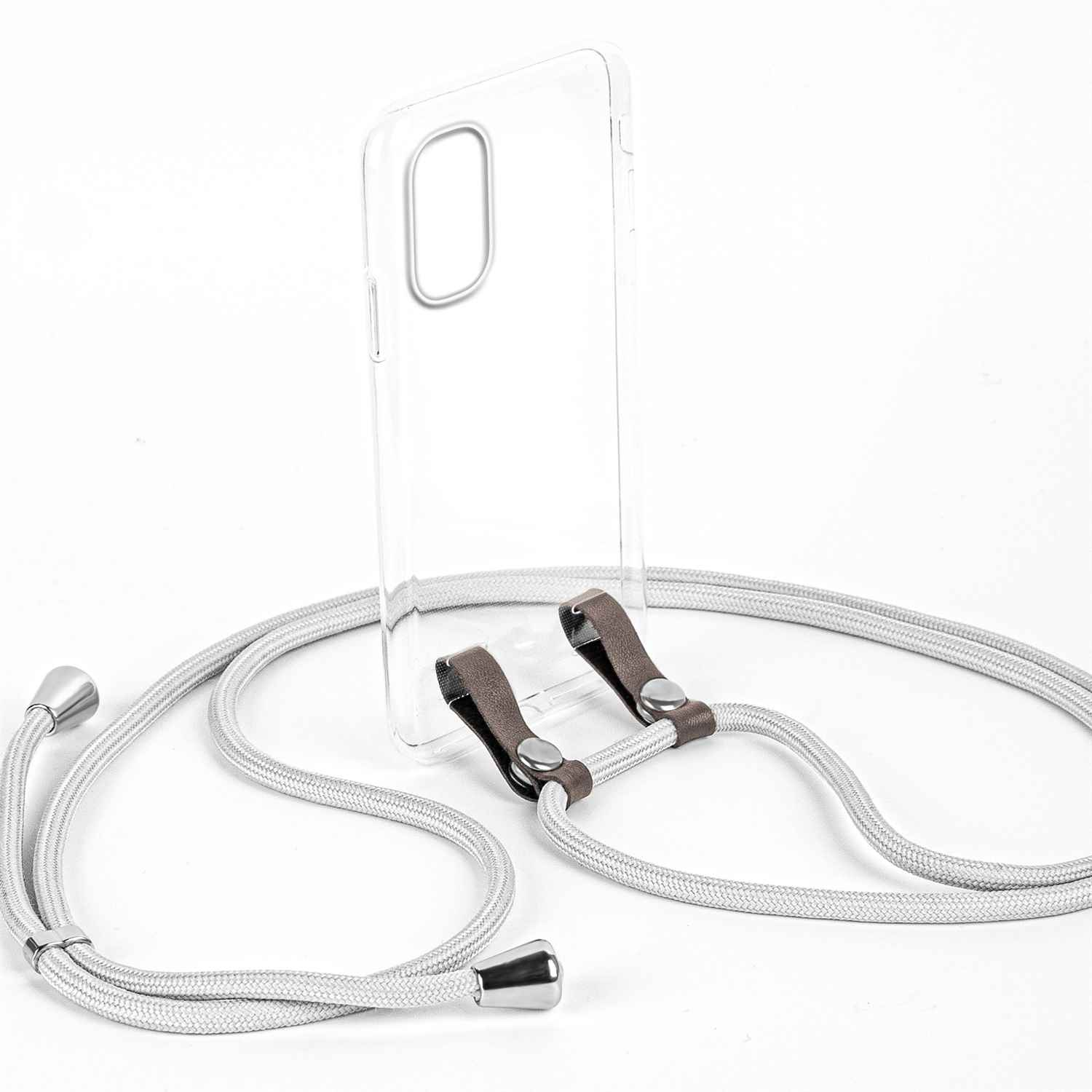Silberne Handyhülle mit silbernem und grauem Lanyard. Das Telefon liegt auf weißem Untergrund.