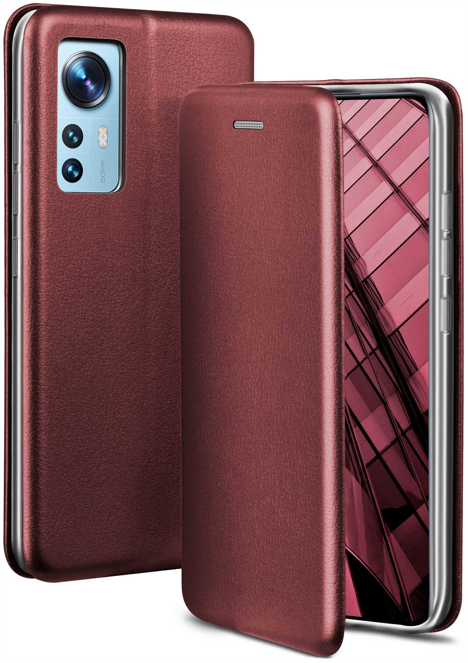 Handyhülle mit burgunderroter Abdeckung. Die Hülle ist für ein Telefon mit Kameras auf der Rückseite.