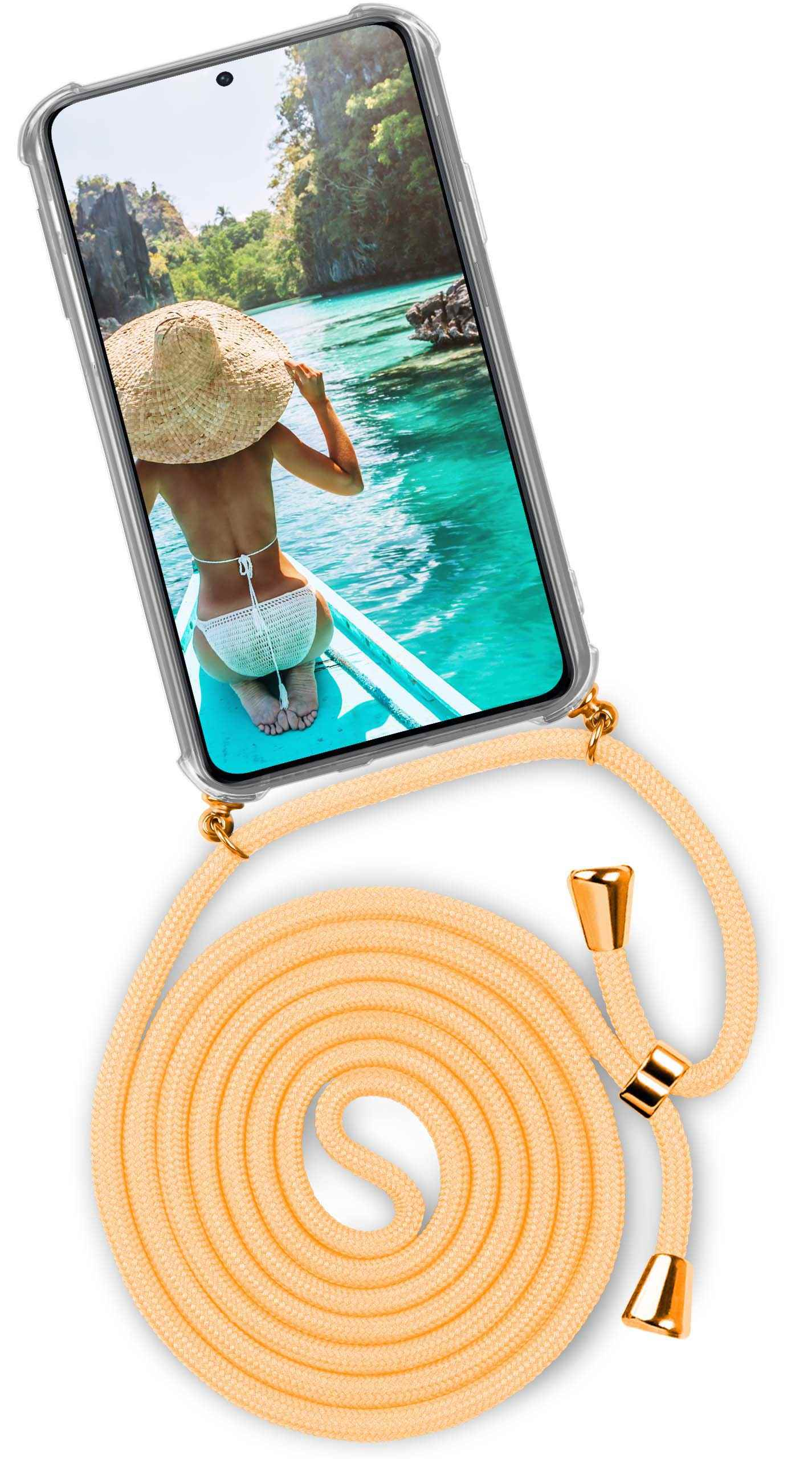 Telefon mit Frau im Boot, gelbes Schlüsselband. Blaues Wasser, Hut. Weißer Hintergrund.