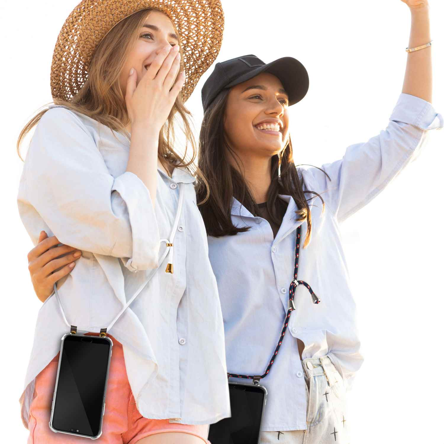 Zwei Frauen mit Handyhüllen um den Hals. Sie lächeln und halten ihre Telefone.