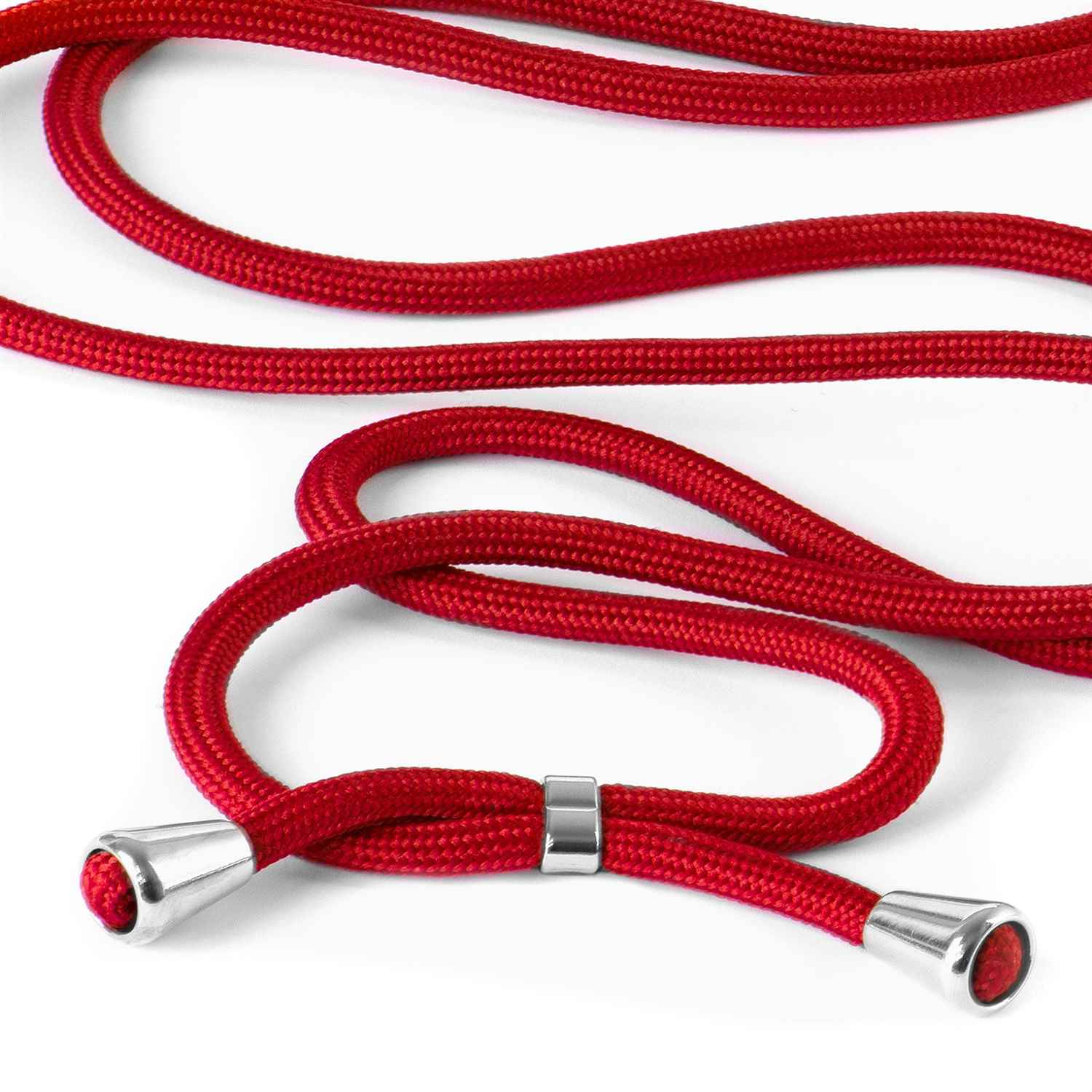 Rotes Telefonkabel mit Metallspitzen und einem silbernen Ring. Weißer Hintergrund.